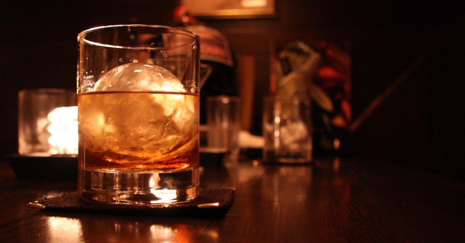 Conoce el efecto del hielo en el Whisky