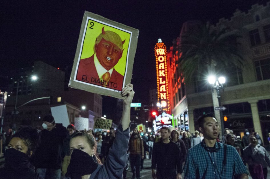 Manifestantes participan en una protesta en Oakland, California (Estados Unidos) contra la elección del republicano. /EFE