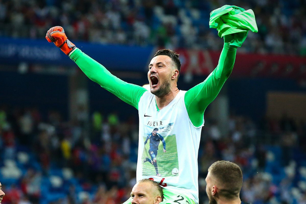 El regaño de la FIFA al arquero de Croacia por homenajear a un amigo fallecido