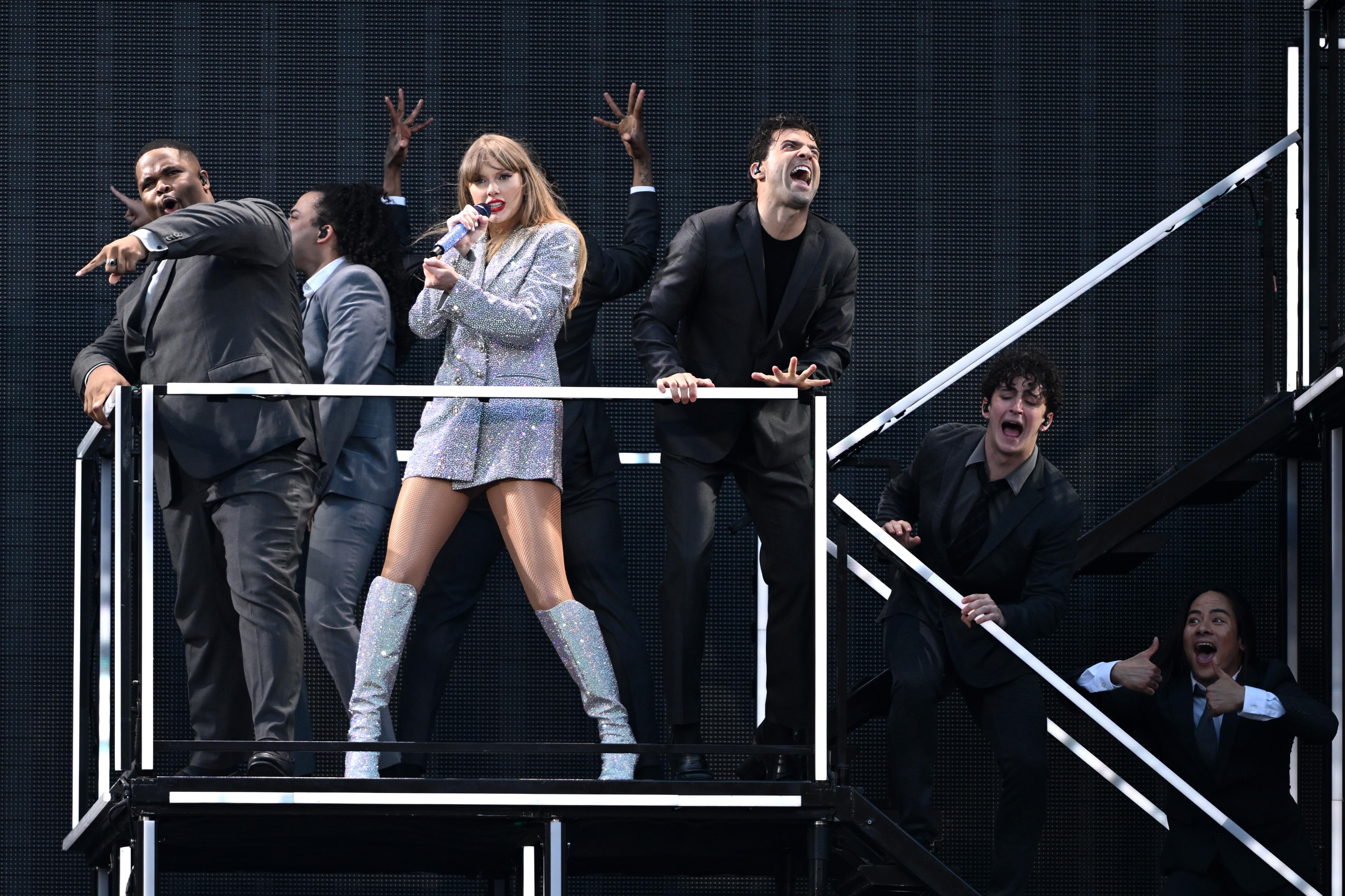 Melbourne (Australia), 16/02/2024.- US singer-songwriter Taylor Swift performs during the first night of the The Eras Tour in Australia at the Melbourne Cricket Ground in Melbourne, Australia, 16 February 2024. Taylor Swift's Eras Tour has descended on Melbourne, with the pop megastar expected to perform in front of the biggest crowds of her career so far. EFE/EPA/JOEL CARRETT EDITORIAL USE ONLY, NO COMMERCIAL USE, NO PUBLICATION COVERS, AUSTRALIA AND NEW ZEALAND OUT EDITORIAL USE ONLY/NO SALES EDITORIAL USE ONLY/NO SALES