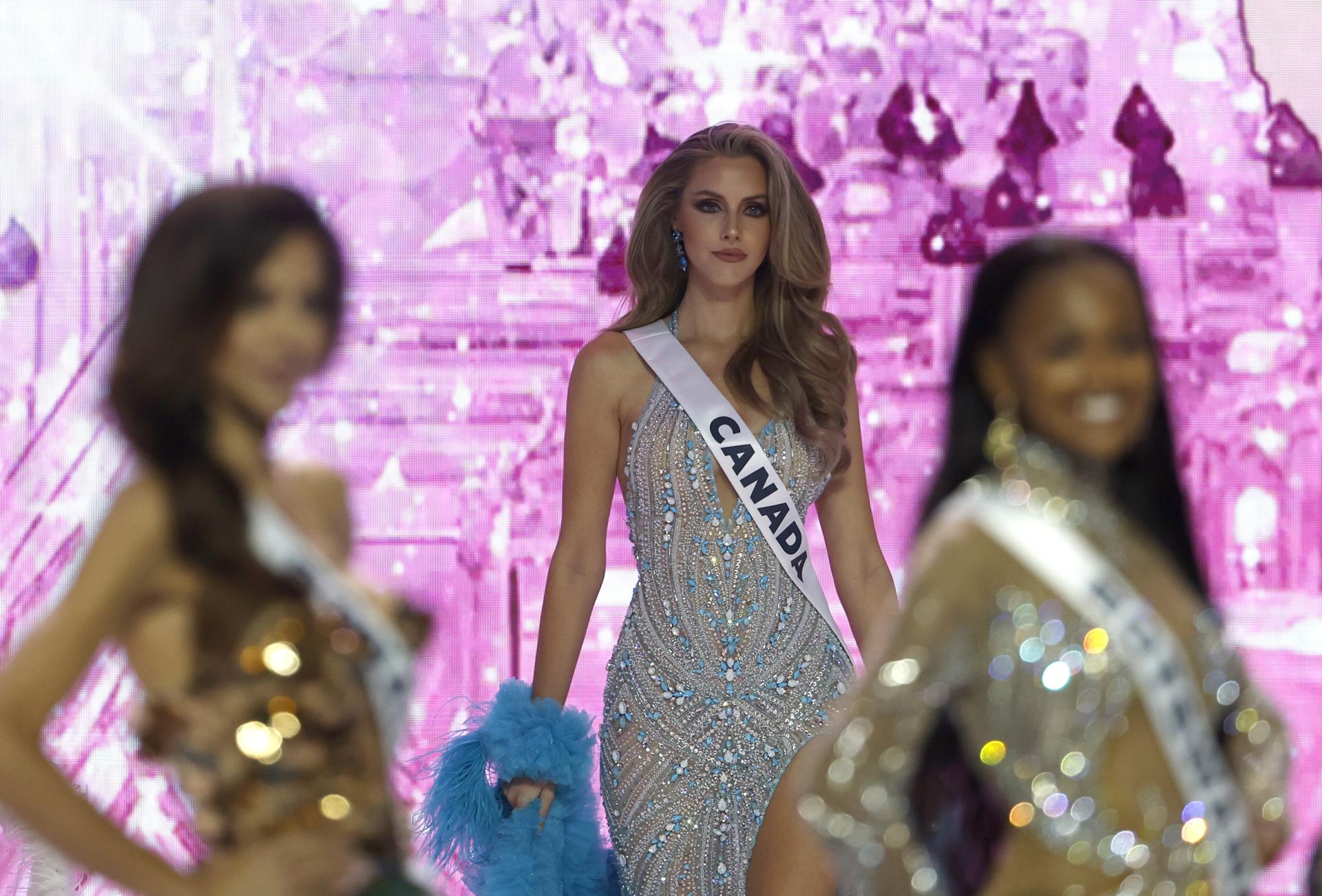 Bangkok (Thailand), 05/11/2025.- Miss Canada Jaime VandenBerg (C) presents on stage during the official Miss Universe 2025 welcome event in Bangkok, Thailand, 05 November 2025. Women representing 120 nations are competing in the 74th edition of the Miss Universe pageant, which will be held in Thailand on 21 November 2025. (Tailandia) EFE/EPA/RUNGROJ YONGRIT
