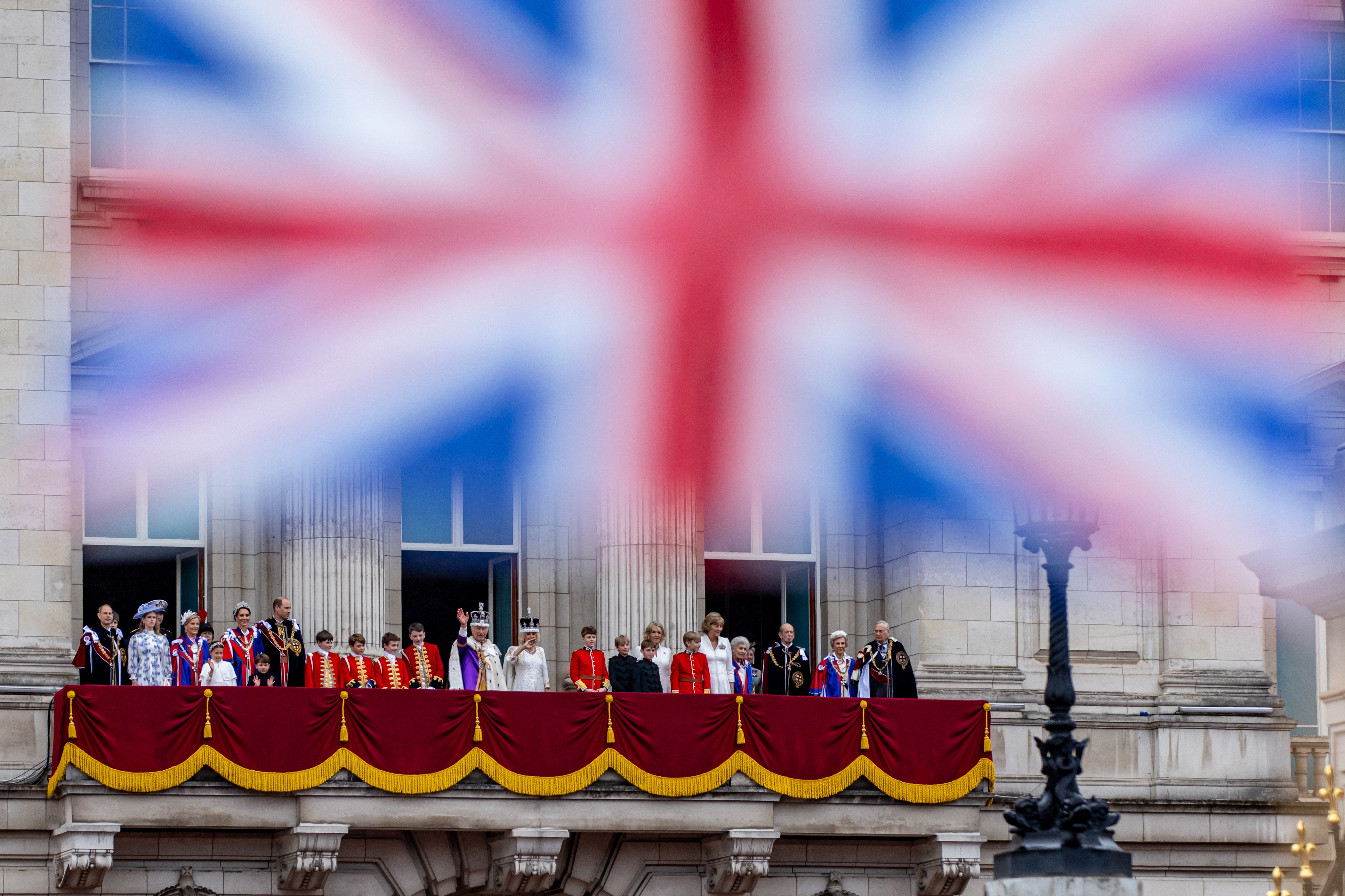 London (United Kingdom), 06/05/2023.- Britain's King Charles III (C-L) and Queen Camilla (C-R) with members of the royal family stand on the balcony of Buckingham Palace following their Coronation in London, Britain, 06 May 2023. The Royals appeared on the balcony of Buckingham Palace to greet the crowds who have gathered in The Mall to see them and to watch a fly past of Royal Air Force (RAF) aircraft. (Reino Unido, Londres) EFE/EPA/MARTIN DIVISEK