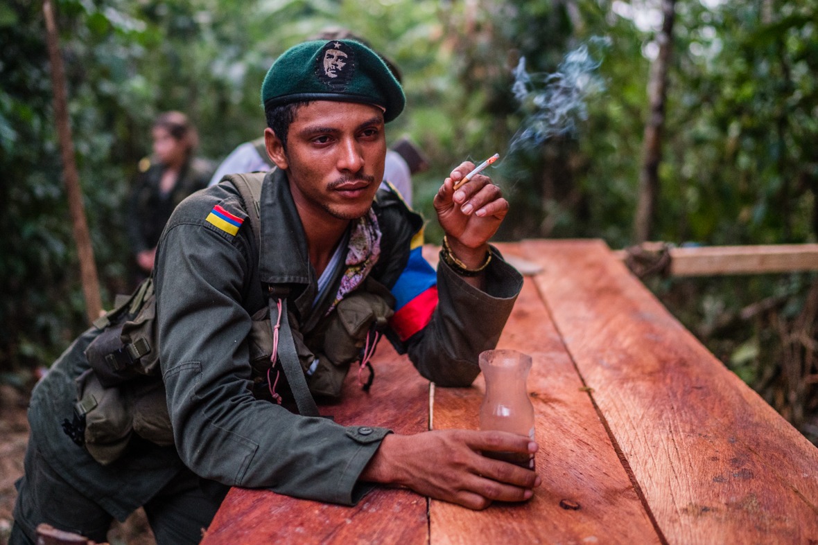 Un guerrillero fumando en en medio de la reunión del bloque Magdalena Medio de las extintas Farc.