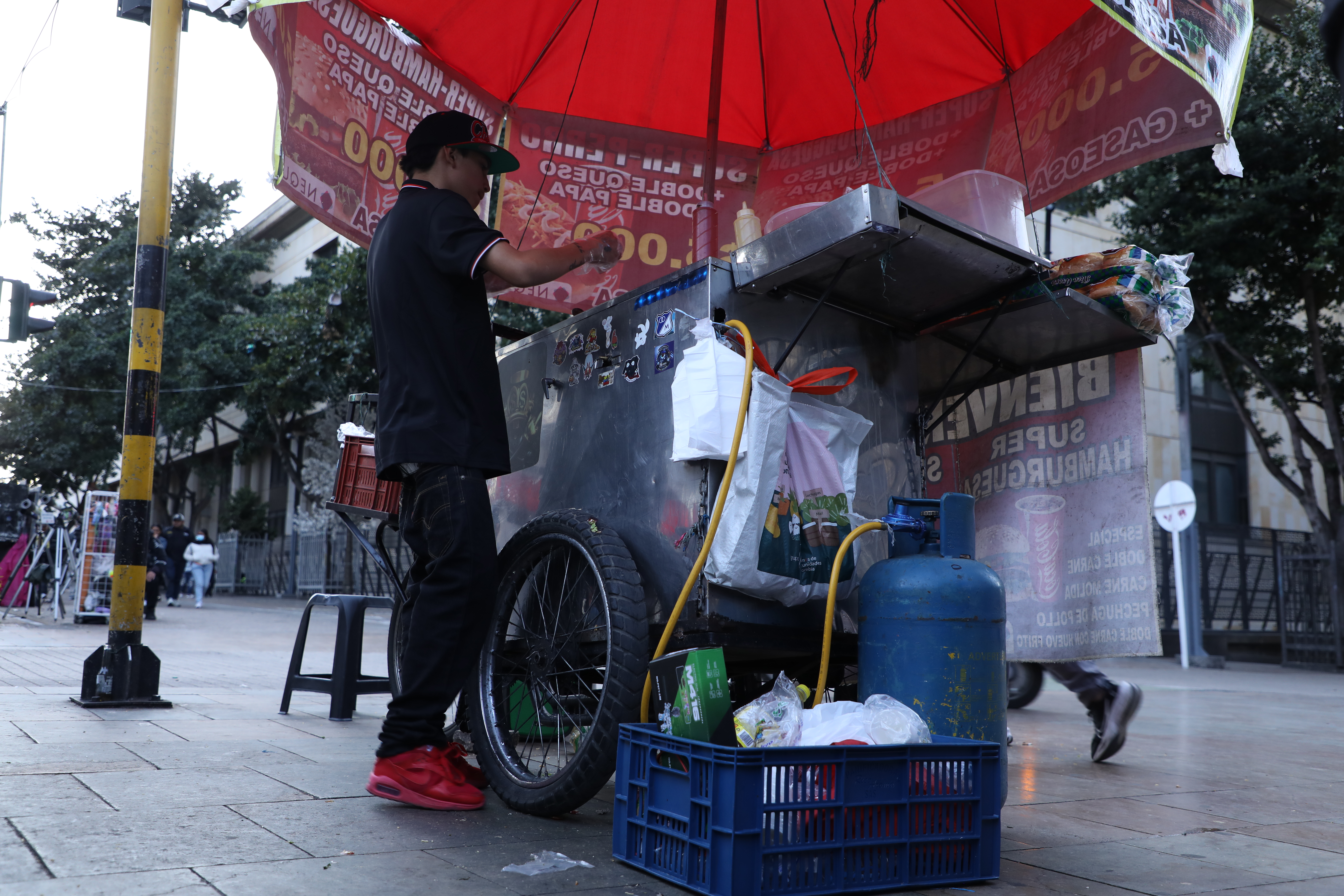 Cocinar con gas en la calle: el riesgo invisible que acompaña a algunos vendedores en Bogotá