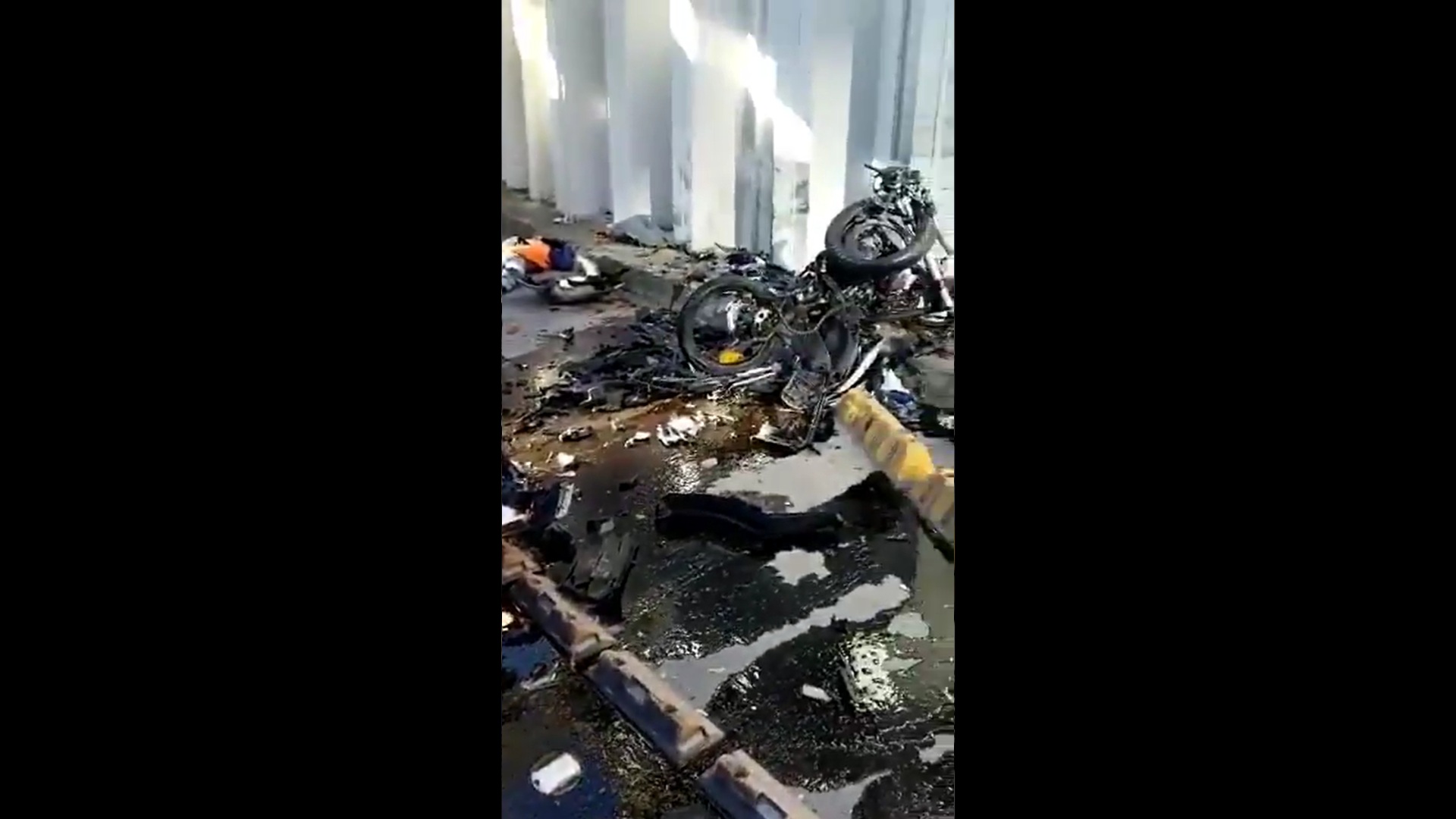 Carro cayó desde puente de la 94, en Bogotá, dejando un motociclista muerto