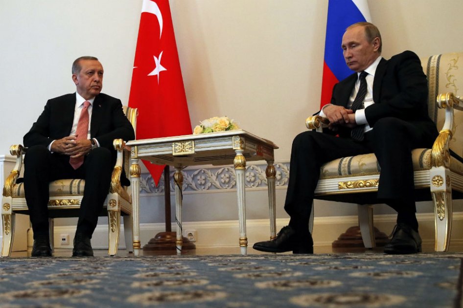 El presidente turco, Recep Tayyip Erdogan (izquierda), y el presidente ruso, Vladimir Putin (derecha), se reúnen en el Palacio Konstantinovsky en Strelna a las afueras de San Petersburgo en Rusia. /Agencia EFE