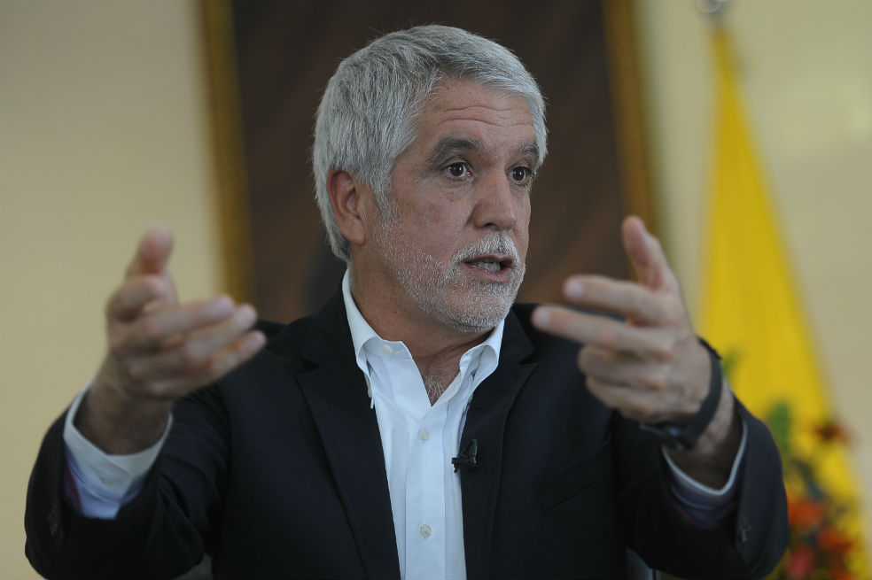 No hay impedimento legal para llevar a cabo contrato de semáforos: Peñalosa