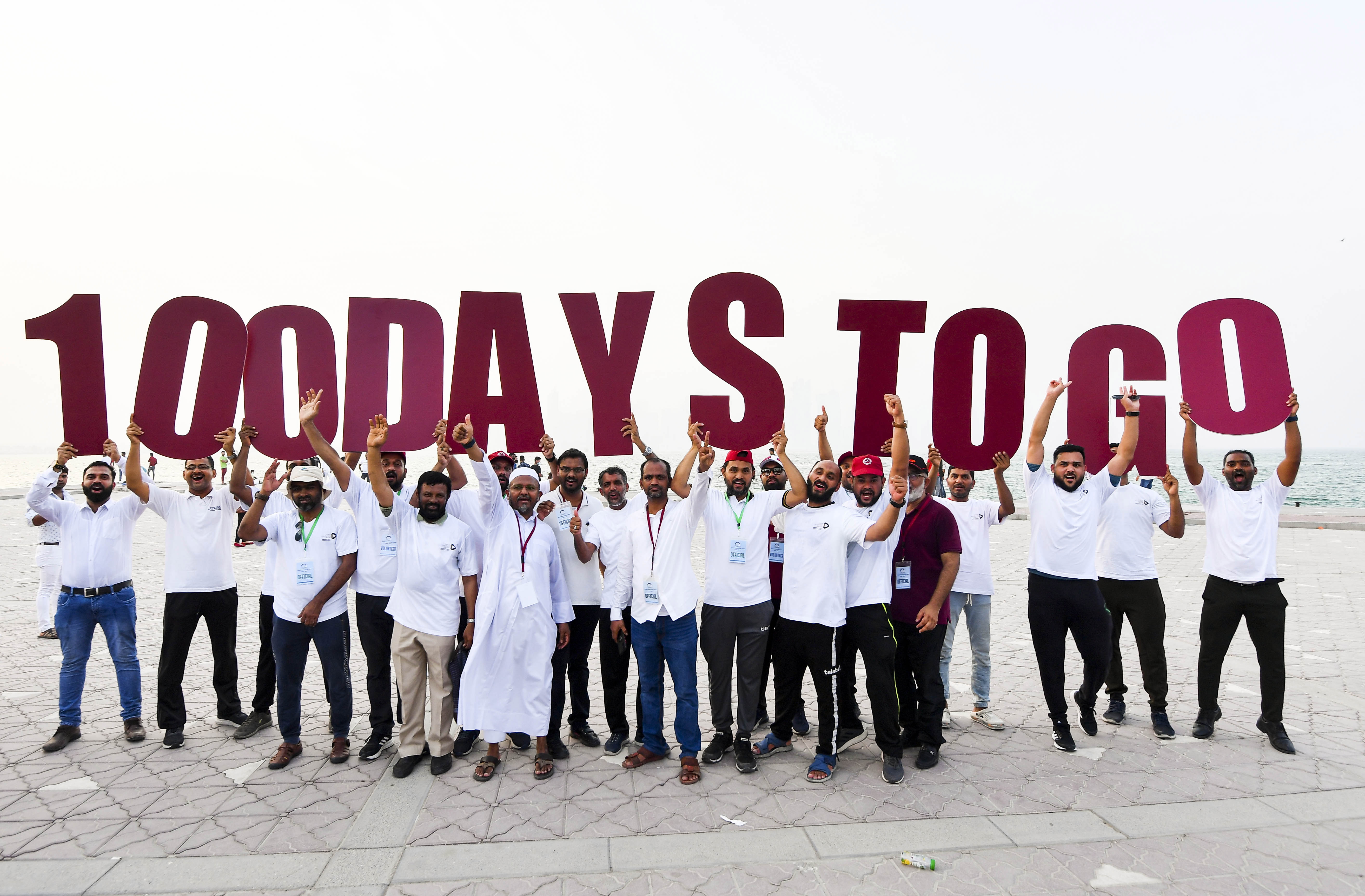 Doha (Qatar), 12/08/2022.- Soccer fans cheer during the ceremony of the Qatar 2022 FIFA World Cup countdown clock, marking 100 days to go till the beginning of the tournament in Doha, Qatar, 12 August 2022. (Mundial de Fútbol, Catar) EFE/EPA/NOUSHAD THEKKAYIL