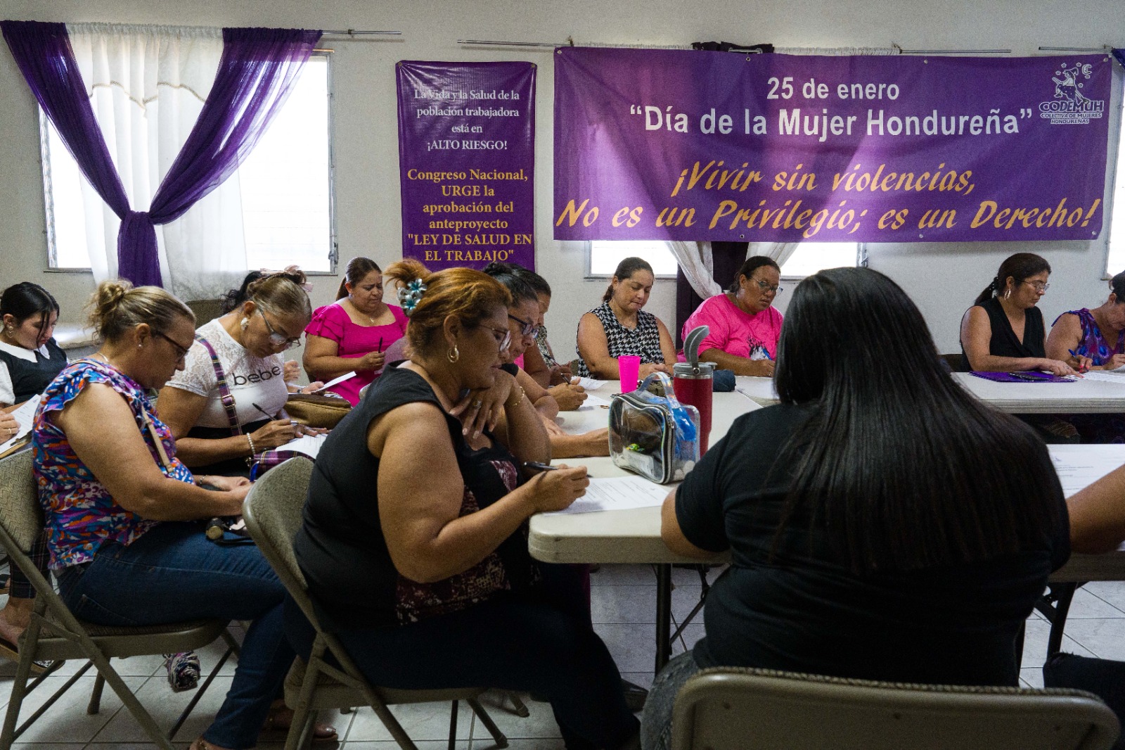 Trabajadoras de la industria textil hondureña cumplen jornadas de hasta 12 horas.