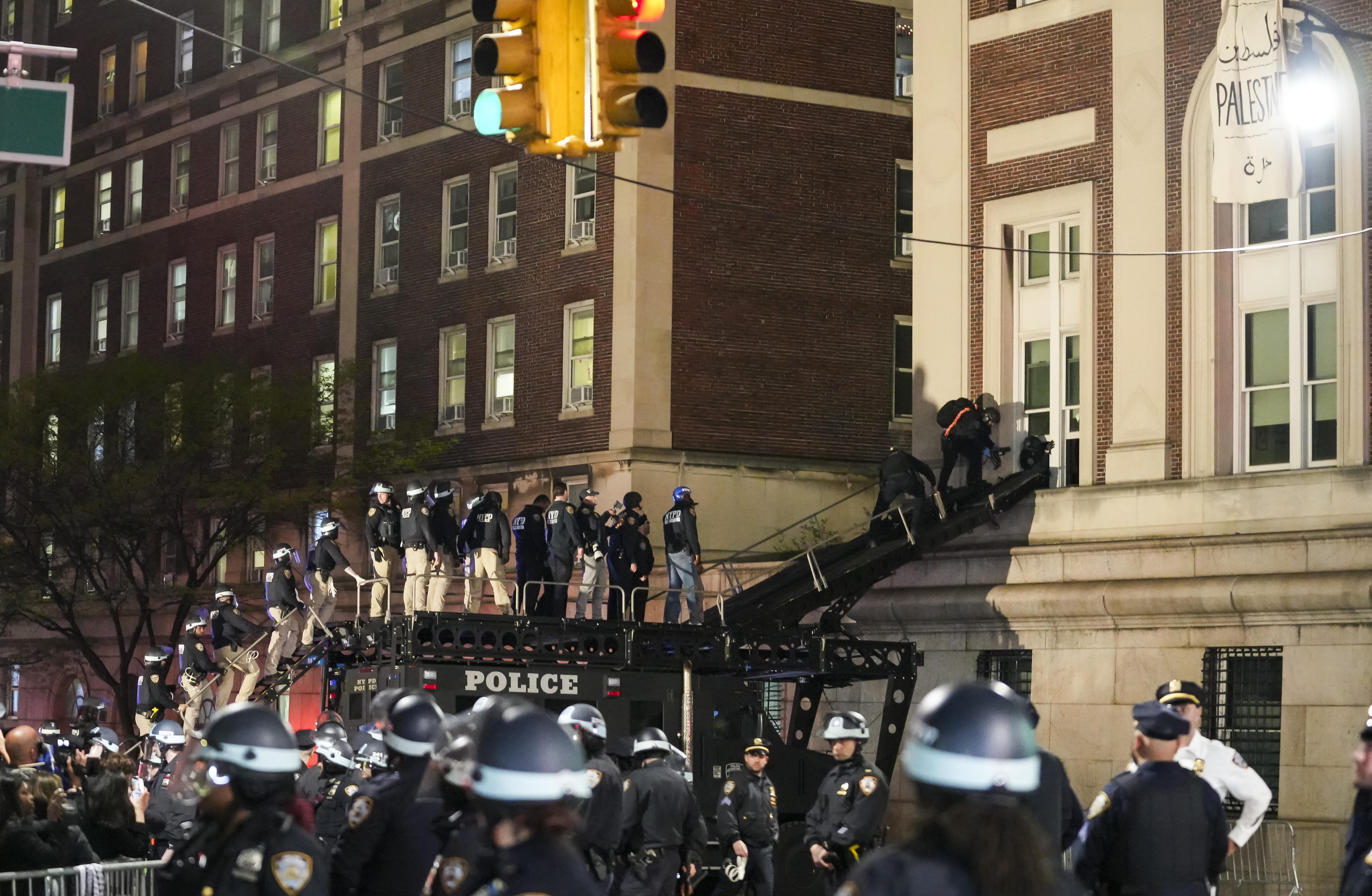 En una noche, la policía de Nueva York detuvo a 300 personas por las protestas