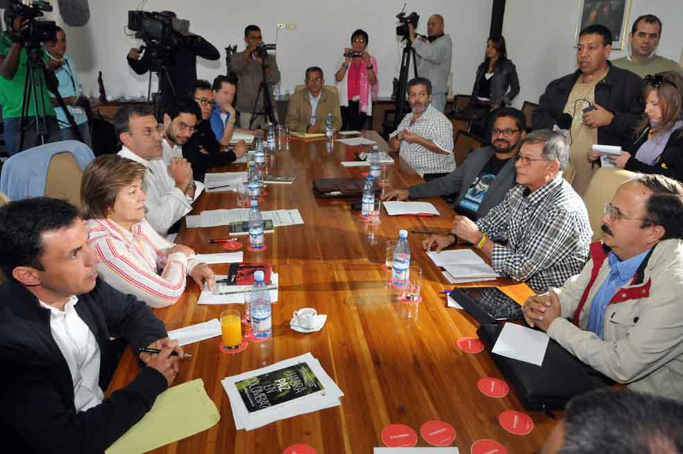 Foto de archivo del marzo de 2013 que muestra una vista general de los integrantes del grupo negociador de la guerrilla colombiana de las Fuerzas Armadas Revolucionarias de Colombia (FARC), Marco León Calarcá (4d); Iván Márquez" (3d); Rodrigo Granda (2d), y Andrés París, reunidos con un grupo de congresistas colombianos, Juan Mario Laserna (6i); Alfonso Prada (5i); Iván Cepeda (4i); Roy Barreras (ci); Gloria Inés Ramírez (2i) y Guillermo Rivera (i) en La Habana, en el marco de la Mesa de Conversaciones entre el Gobierno y las FARC. EFE/Stringer
