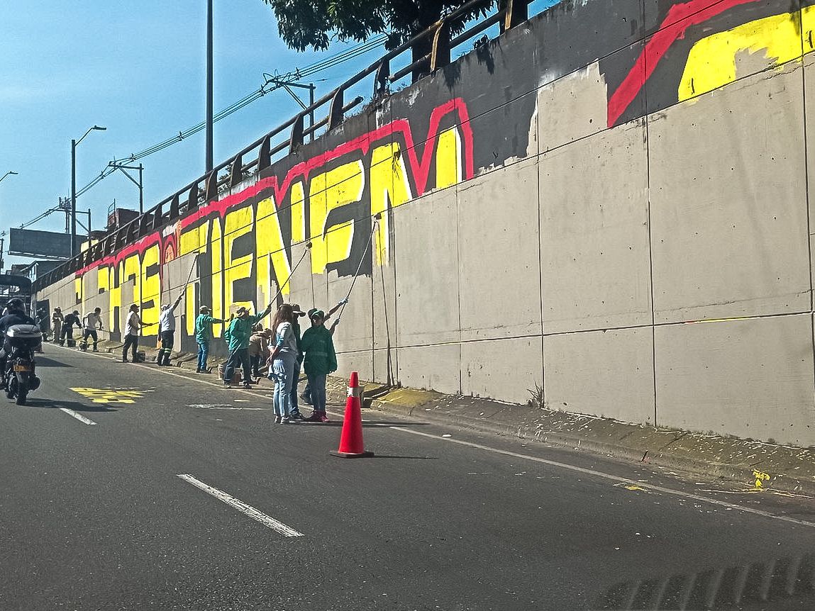 El mural pintado para exaltar la lucha de las buscadoras de La Comuna 13 duró menos de 12 horas, pues fue removido por funcionarios de la Alcaldía de Medellín.