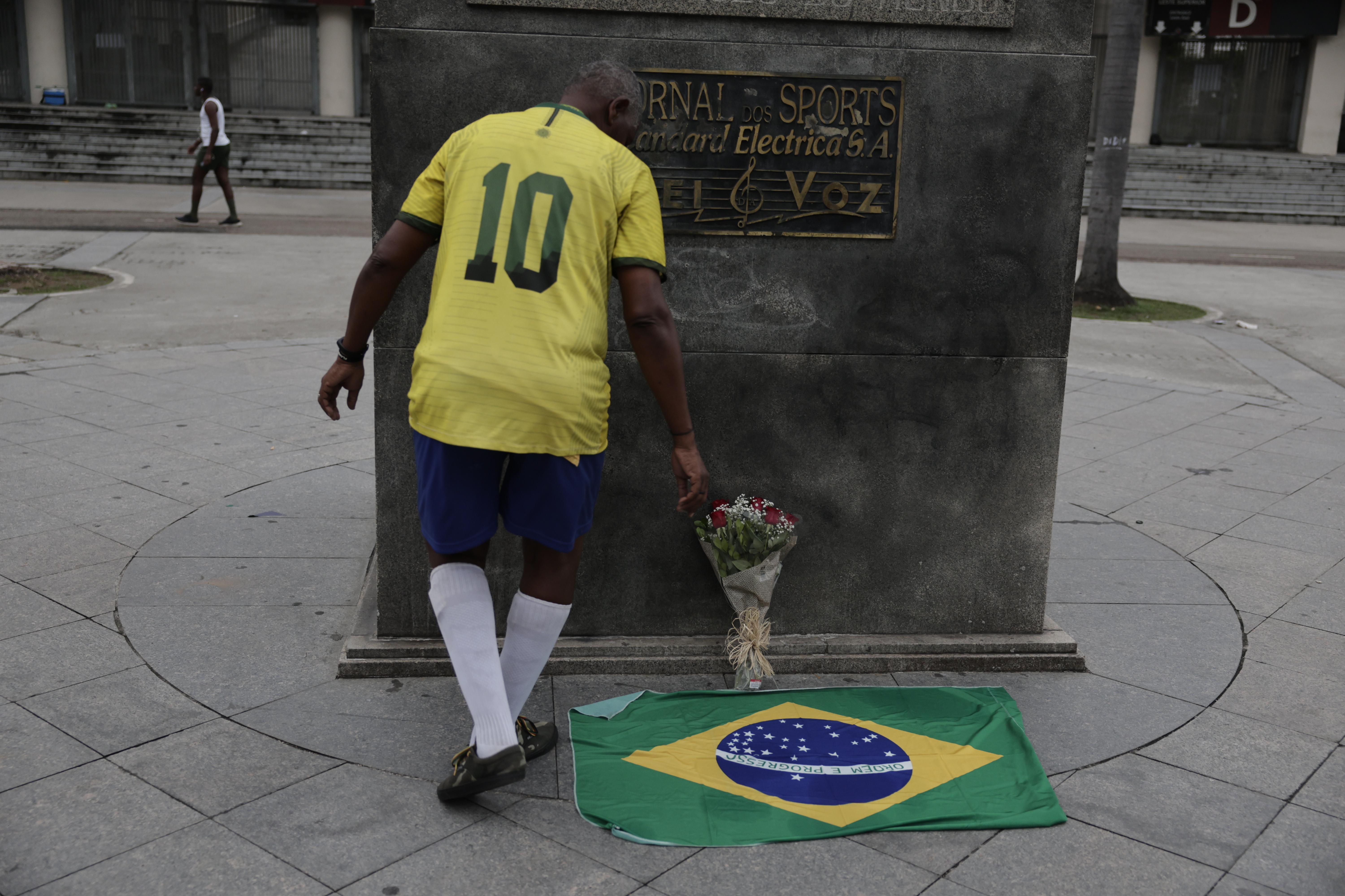 AME3196. RÍO DE JANEIRO (BRASIL), 29/12/2022.- El brasileño Marcio Da Silva rinde tributo a Pelé hoy, frente al estadio Maracaná de Río de Janeiro (Brasil). El brasileño Edson Arantes do Nascimento 'Pelé', considerado por muchos el mejor futbolista de todos los tiempos, murió este jueves a los 82 años, debido a las complicaciones del cáncer que padecía. EFE/ Antonio Lacerda