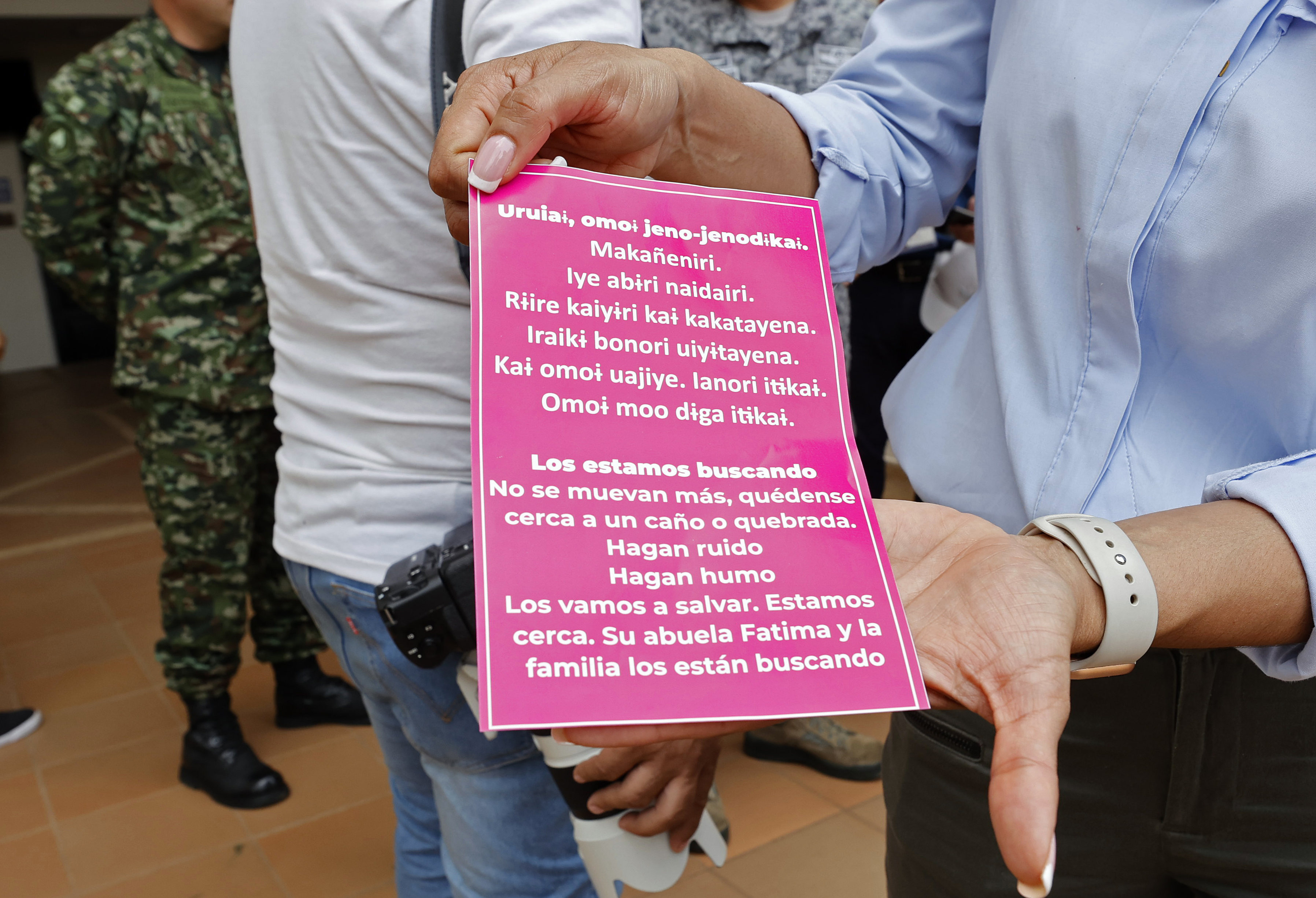 AME333. SAN JOSÉ DEL GUAVIARE (COLOMBIA), 20/05/2023.- Fotografía de un cartel en lengua uitoto, nativa de los niños Mukutuy, y en español, con un mensaje dirigido a los menores perdidos desde hace 20 días después de un accidente aéreo en el sur de Colombia, previo a que un grupo de soldados se dirijan a la zona de búsqueda, hoy, desde la Vigésima Segunda Brigada de Selva en San José del Guaviare (Guaviare). Los equipos de rescate han intensificado en los últimos días la búsqueda en la zona selvática del sur del país donde el pasado 1 de mayo se accidentó un avión para tratar de encontrar con vida a Lesly Mukutuy, de 11 años; a Soleiny Mukutuy, de 9 años; a Tien Noriel Ronoque Mukutuy, de 4 años, y al bebé de 11 meses Cristin Neruman Ranoque. EFE/ Mauricio Dueñas Castañeda