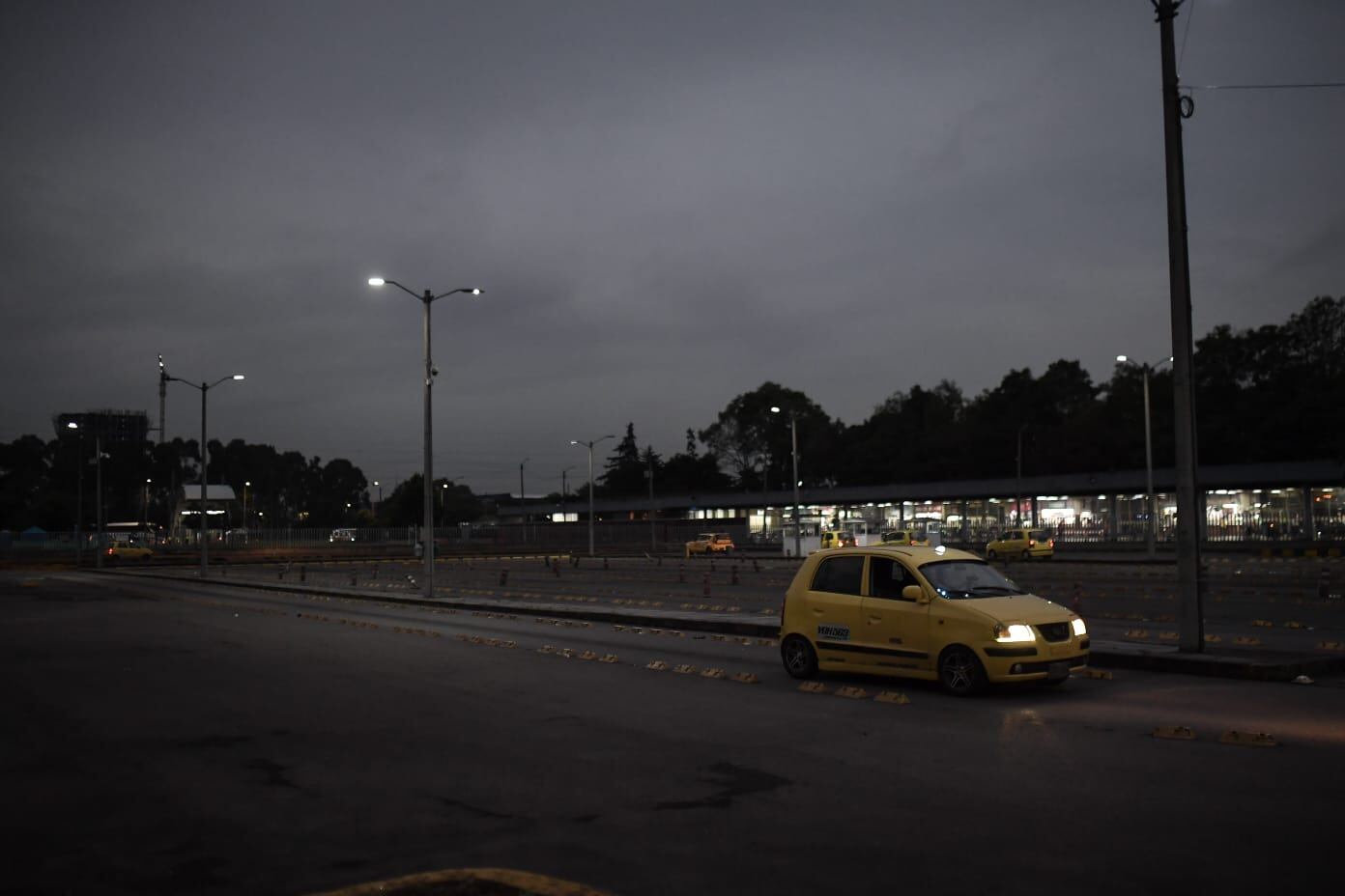 Taxista atropelló a un peatón que le reclamó por pasarse el semáforo en rojo, en Medellín