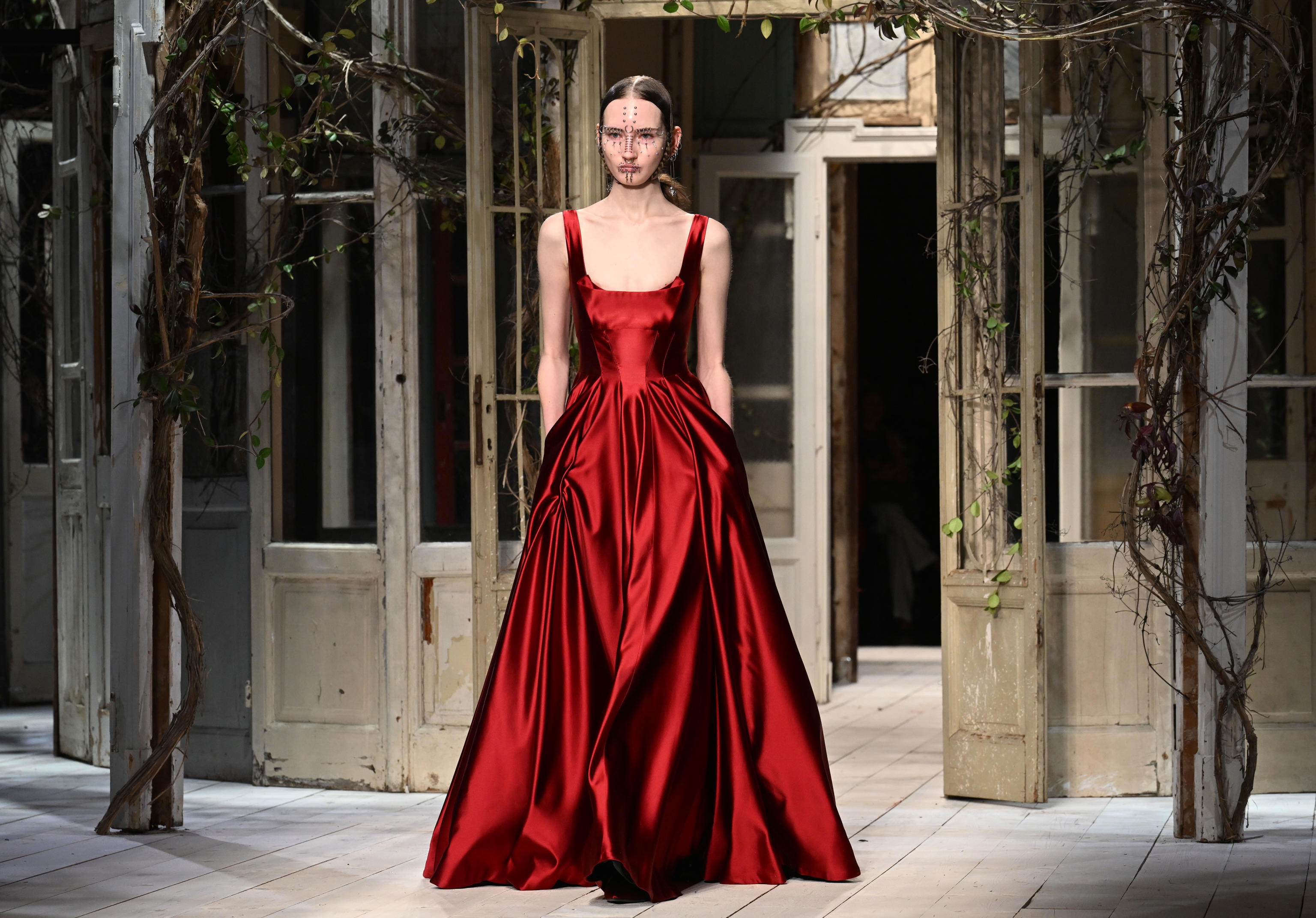 Milan (Italy), 21/02/2024.- A model wears a creation, part of the Antonio Marras women's Fall/Winter 2024/25 collection, presented at Milan's Fashion Week in Milan, Italy, 21 February 2024. The women's Fall/Winter 2024/25 collection is presented from 20 to 26 February. (Moda, Italia) EFE/EPA/Daniel Dal Zennaro