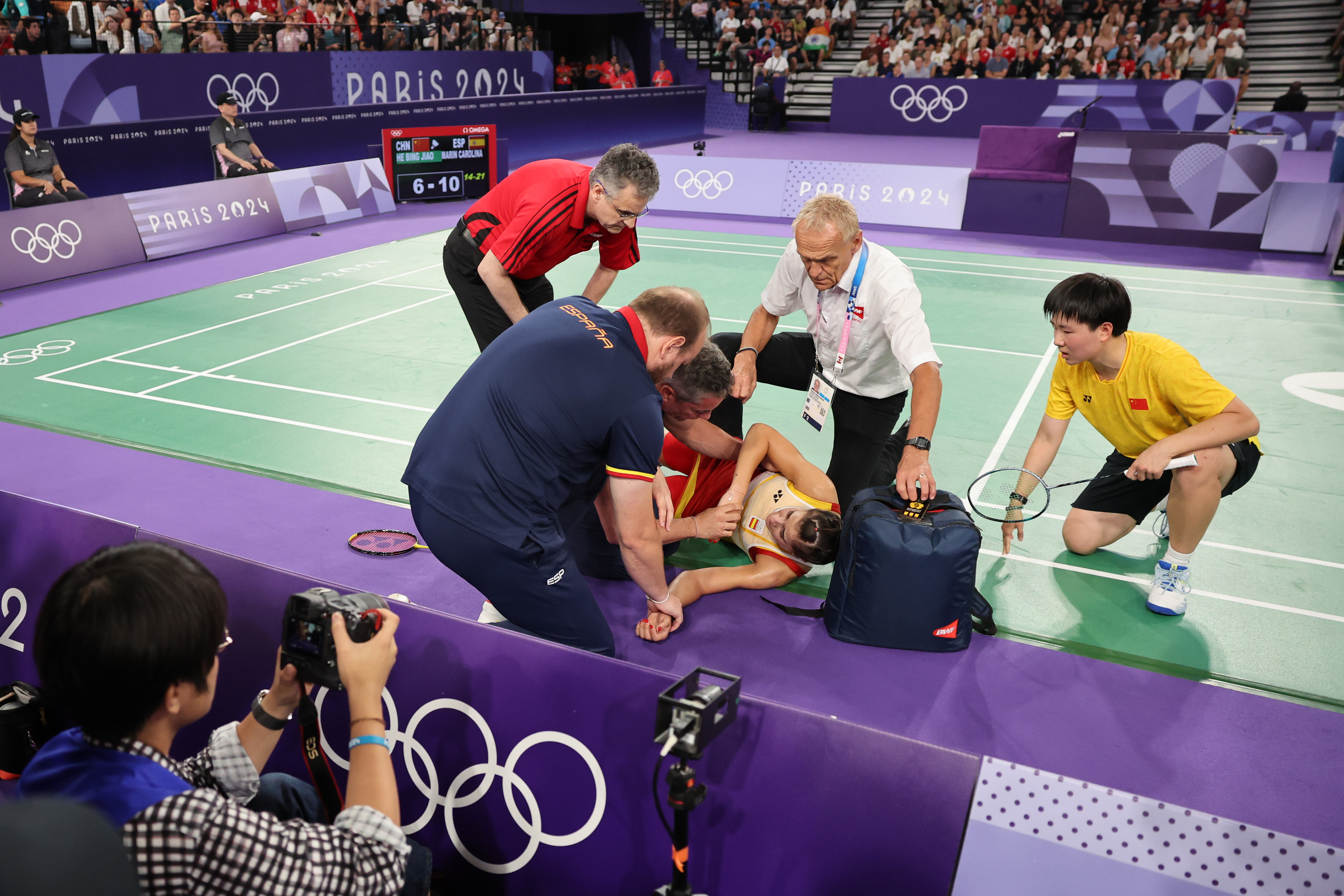 Drama en París 2024: Carolina Marín se retira lesionada cuando buscaba una medalla