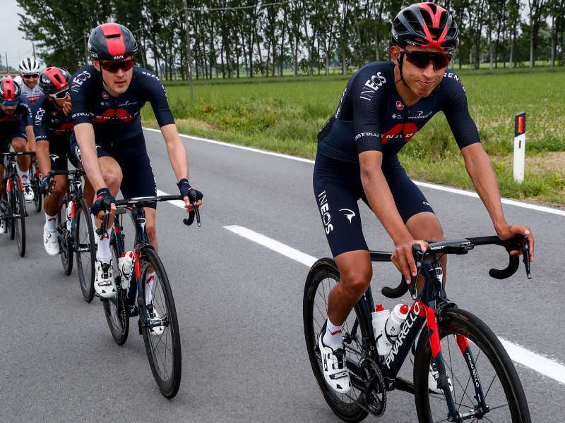El ruso Pavel Sivakov (izq.) era uno de los principales escuderos de Egan Bernal en el Giro de Italia 2021. / AFP