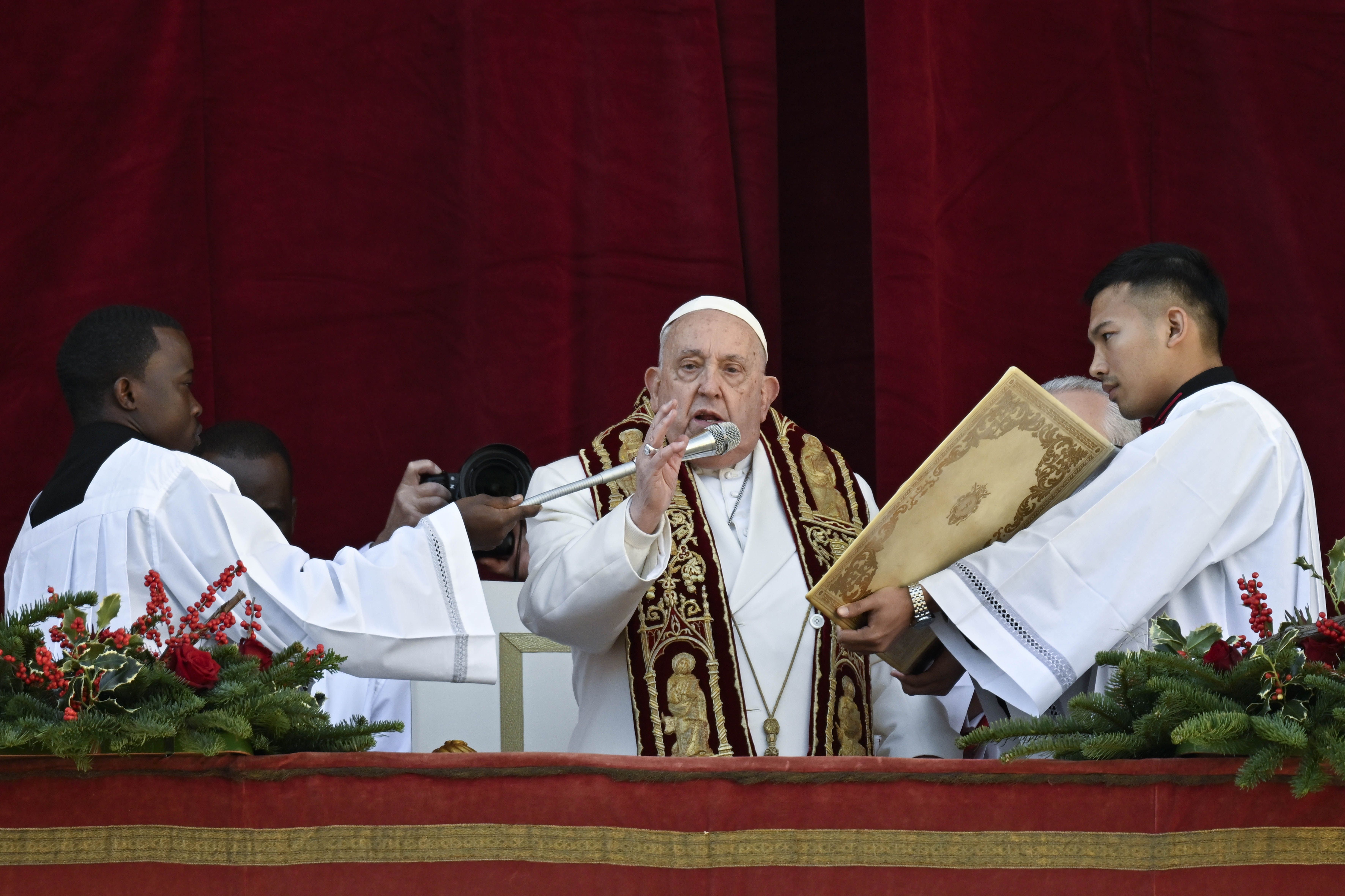 El deseo del papa Francisco en Navidad: “Callen las armas, superen las divisiones”