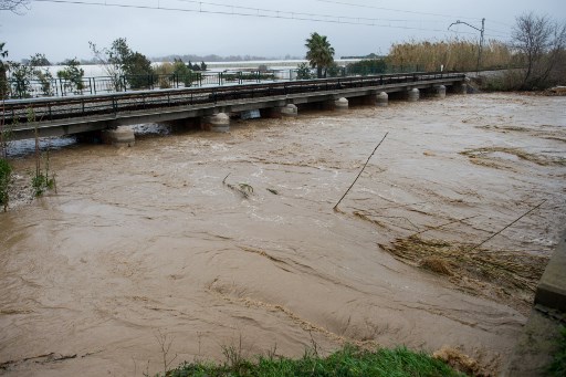 España está considerada uno de los “puntos calientes” globales en materia decambio climático, y las consecuencias del aumento de la temperatura inciden directa e indirectamente sobre la economía y los sistemas ecológicos españoles. Según la comunidad científica, esto acelera el deterioro de recursos esenciales para nuestro bienestar como el agua y el suelo fértil, y amenaza la calidad de vida y la salud de las personas.
