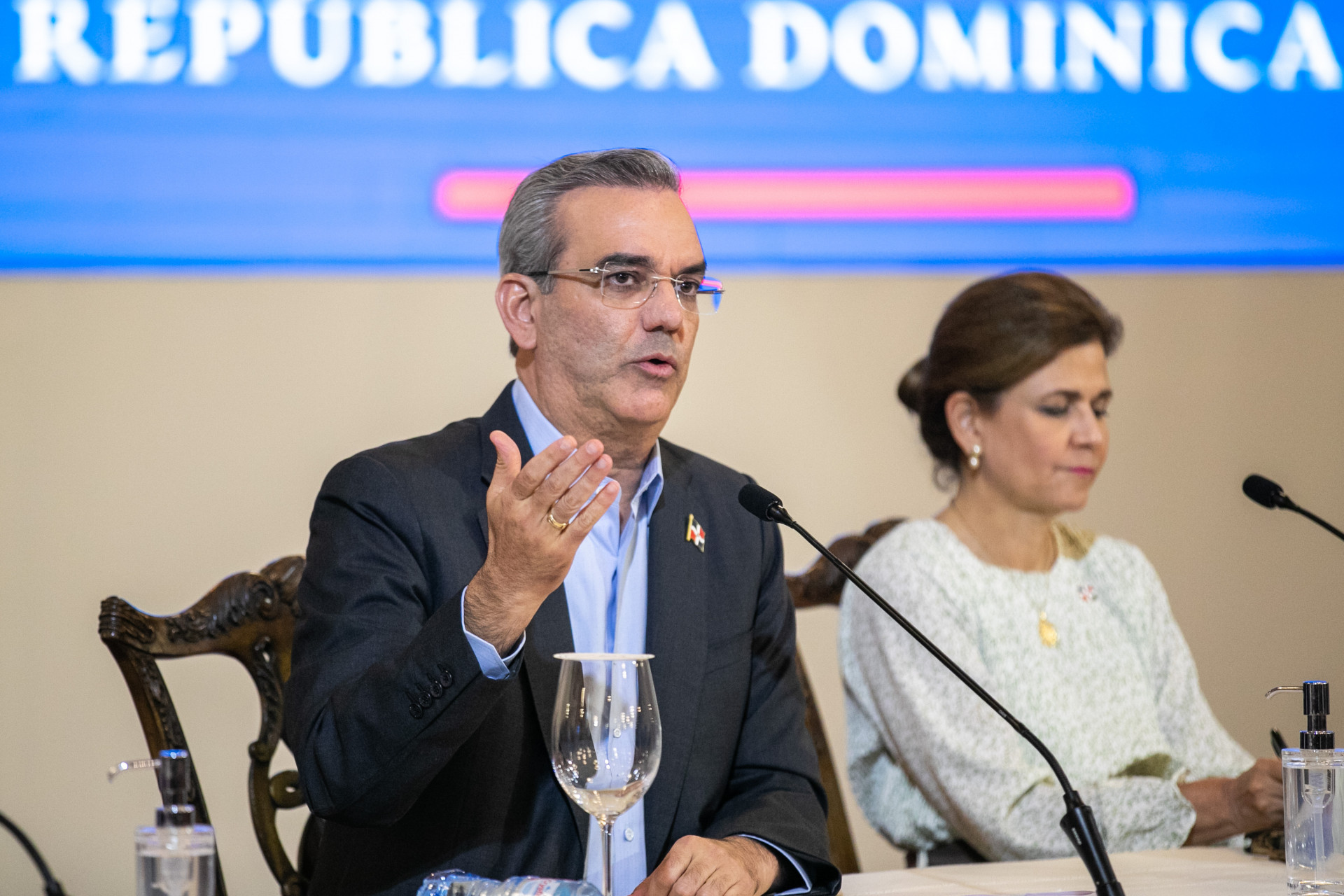 AME7721. SANTO DOMINGO (REPÚBLICA DOMINICANA), 16/09/2022.- Fotografía cedida por la Presidencia dominicana que muestra al presidente de R.Dominicana, Luis Abinader, junto a la vicepresidenta, Raquel Peña, mientras habla hoy, en el Palacio Nacional, en Santo Domingo (R.Dominicana). Abinader afirmó que los haitianos "no han sido capaces" de conseguir la paz y el entendimiento entre ellos, por lo que solicitará a la ONU y la Organización de Estados Americanos (OEA) "organizar" una ayuda especial militar para que ese país logre su pacificación. EFE/ Presidencia Dominicana SOLO USO EDITORIAL SOLO DISPONIBLE PARA ILUSTRAR LA NOTICIA QUE ACOMPAÑA (CRÉDITO OBLIGATORIO)