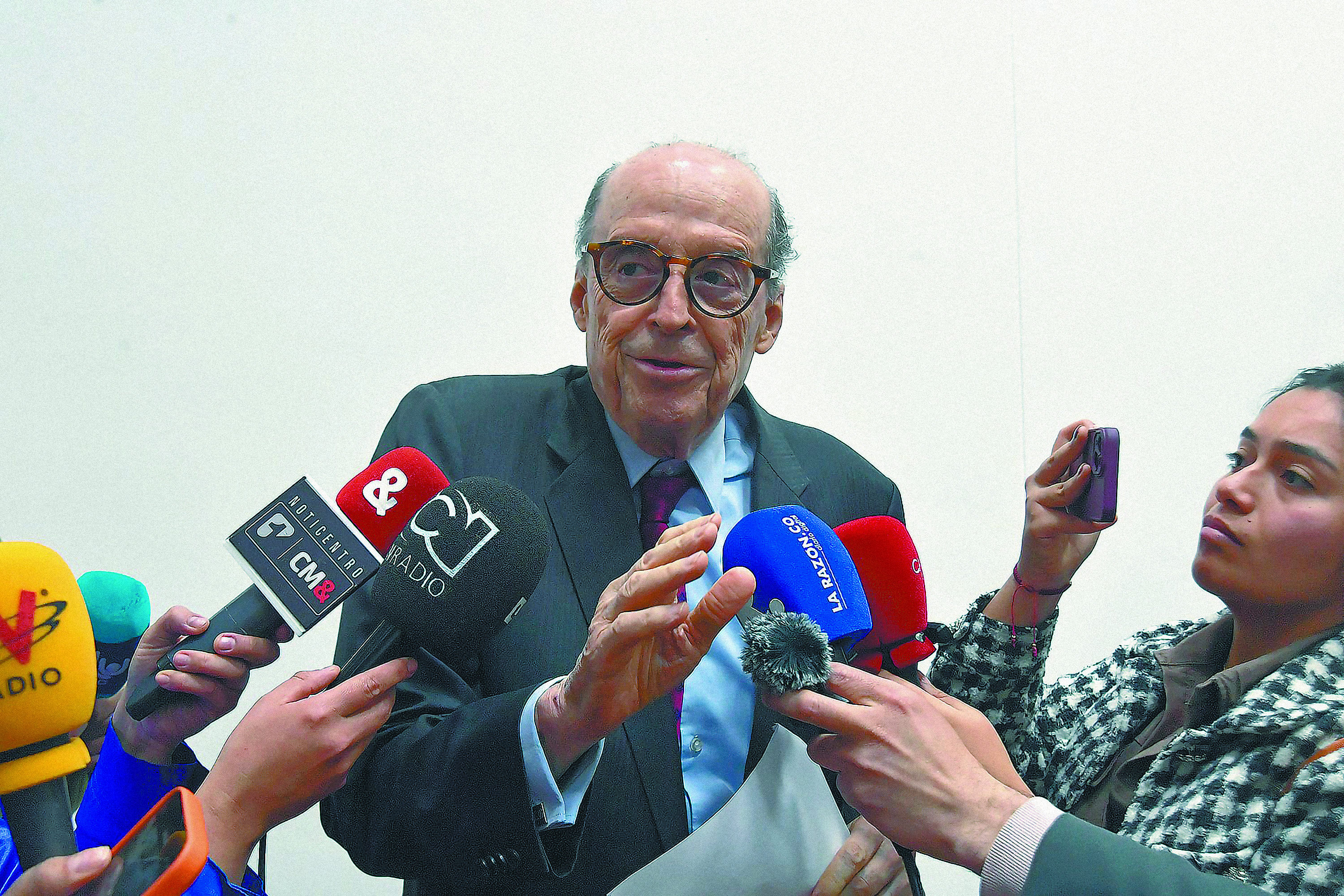 Fiscalía llama a juicio al excanciller Álvaro Leyva por el caso de los pasaportes