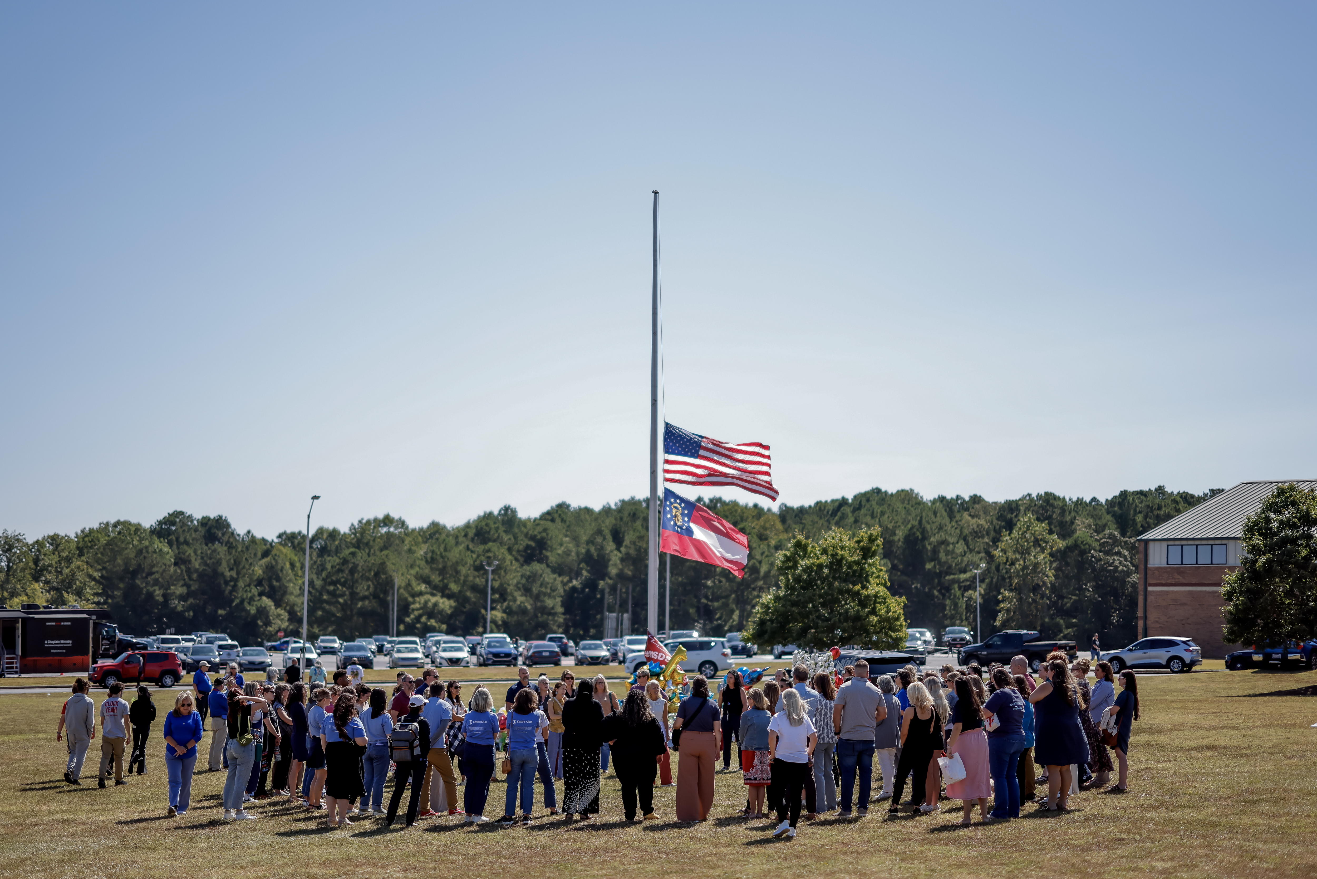 Winder (United States), 09/09/2024.- Mourners pay their respects at the a large makeshift memorial in front of Apalachee High School, days after a shooting left two students and two teachers dead in Winder, Georgia, USA, 09 September 2024. A 14-year-old student suspect and his father have been charged in the 05 September shooting. Classes have not resumed at the school and several social media hoax threats have been reported around the country. EFE/EPA/ERIK S. LESSER
