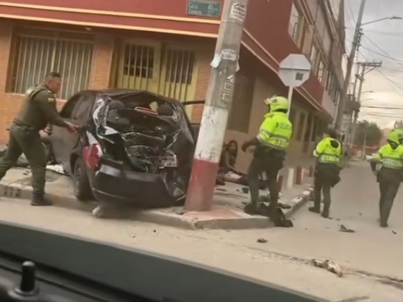 Video: Ladrones hurtaron carro en Bogotá y en plena huida se estrellaron