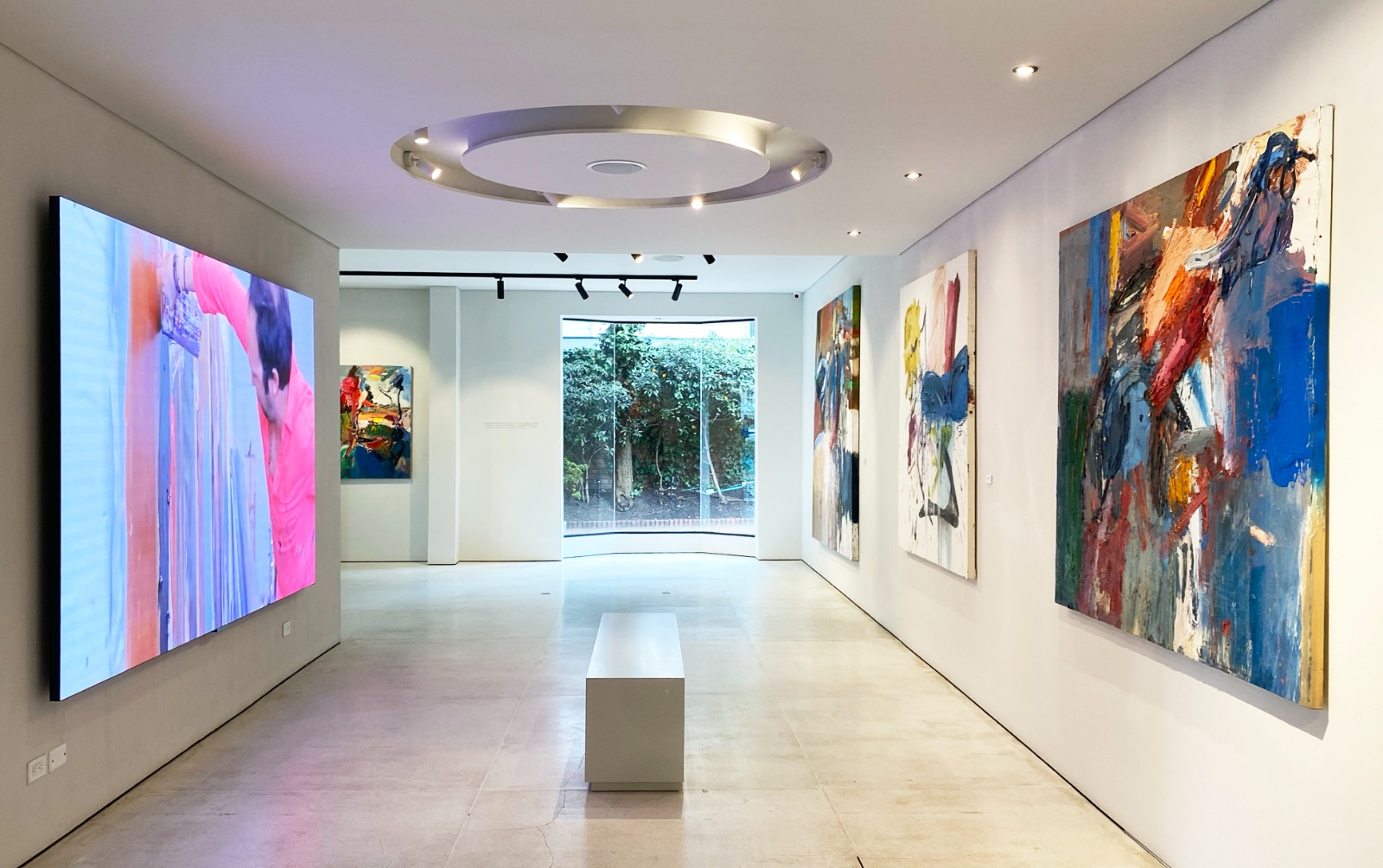 Reynier Ferrer exhibe 20 Obras de expresionismo abstracto en Casa MÁS hasta junio