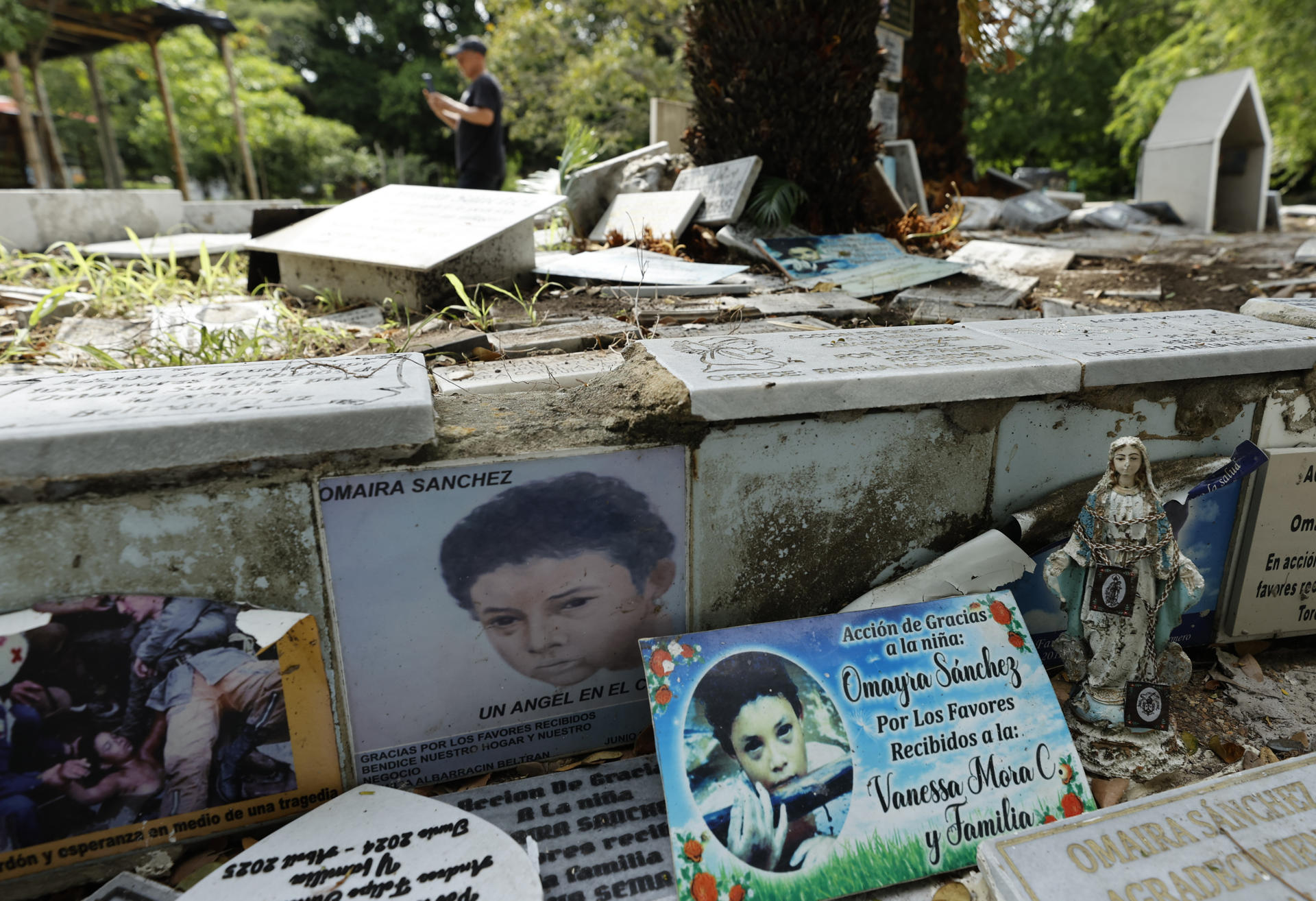 AME8277. ARMERO (COLOMBIA), 12/11/2025.- Fotografía del 5 de noviembre de 2025 que muestra lápidas con el imagen de Omaira en un altar, en Armero (Colombia). La imagen de la pequeña Omaira sepultada por el lodo y condenada a morir en Armero (Colombia) tras la erupción del Nevado del Ruiz hace 40 años se quedó grabada en el subconsciente colectivo de toda una generación y sobre todo en la memoria de dos periodistas que cubrieron la tragedia. EFE/ Mauricio Dueñas Castañeda