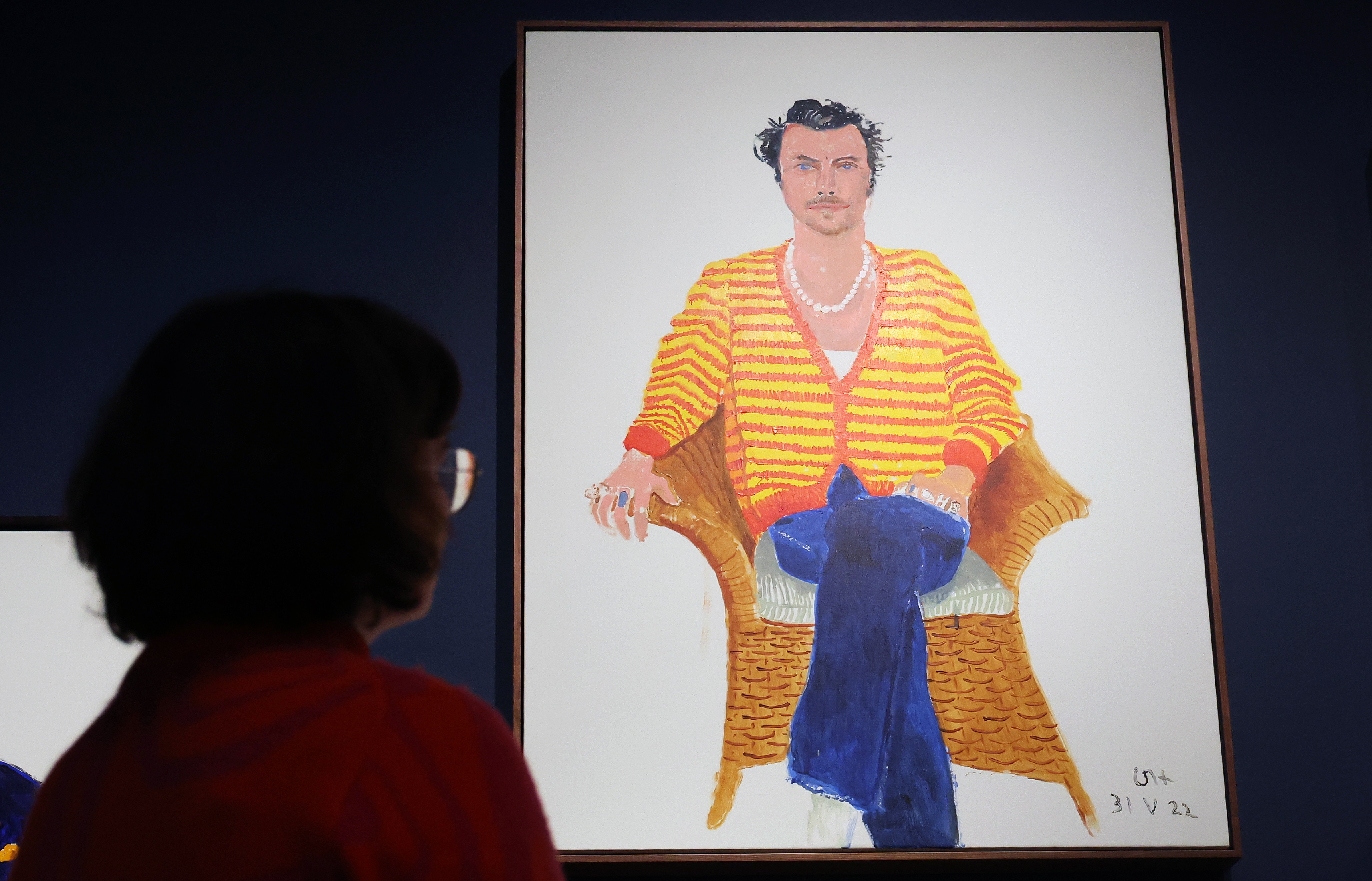 London (United Kingdom), 01/11/2023.- A National Portrait Gallery staff looks over a new portrait of British musician Harry Styles (R) at the 'ÄòDavid Hockney: Drawing from Life'Äô exhibit at the National Portrait Gallery in London, Britain, 01 November 2023. 'ÄòDavid Hockney: Drawing from Life'Äô, was staged for just 20 days before the Gallery'Äôs closure due to Covid in March 2020. The exhibition explores the artist'Äôs work over the last six decades through his intimate portraits of five sitters: his mother, Celia Birtwell, Gregory Evans, Maurice Payne and the artist himself. The 2023 exhibition will also debut a selection of over thirty new portraits. Painted from life they depict friends and visitors to the artist'Äôs Normandy studio between 2021 and 2022. (Reino Unido, Londres) EFE/EPA/ANDY RAIN