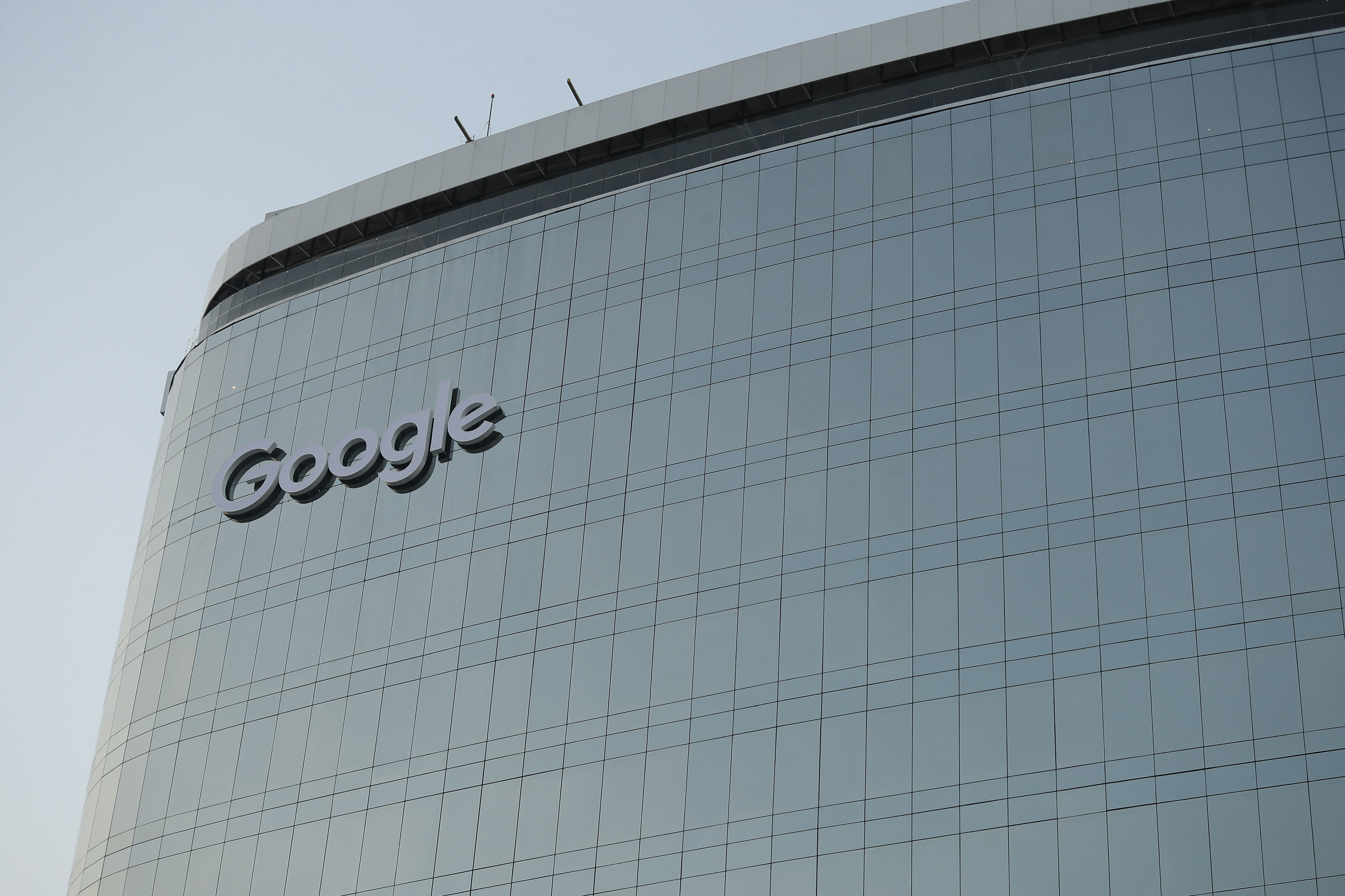 Google abre oficinas en El Salvador y anuncia inversión para emprendedoras
