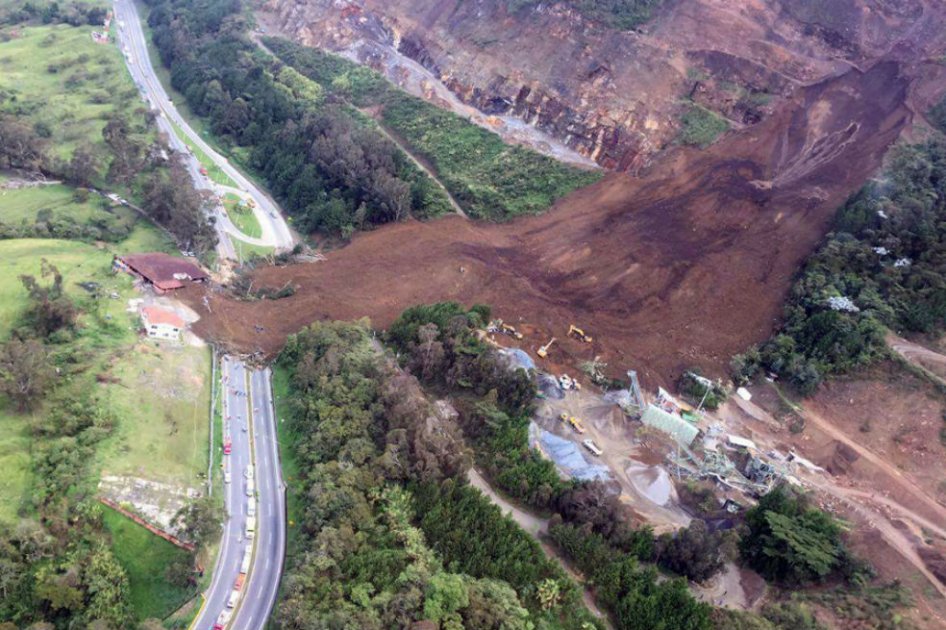 Seis muertos y cuatro heridos por derrumbe en Autopista Medellín – Bogotá