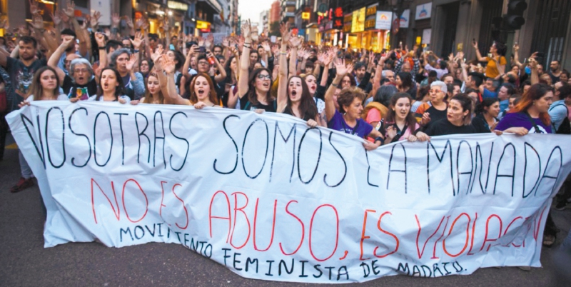 El proyecto, que comenzará su recorrido por el Parlamento en septiembre, prevé, entre otras cosas, eliminar la distinción entre agresión y abuso. Esto tras los reclamos feministas que en 2016 se tomaron las calles de España para rechazar los altibajos judiciales del caso La Manada