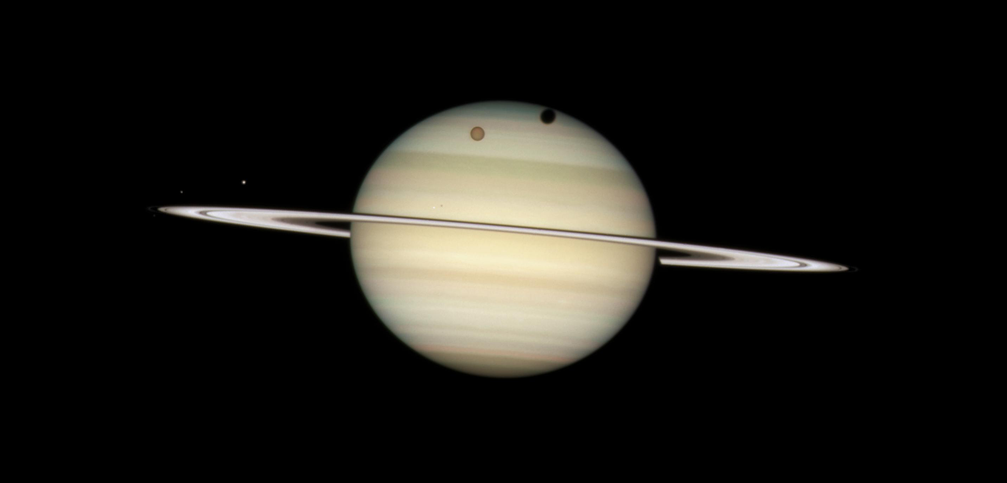 Un cometa que pasa cada 5 años y los anillos de Saturno se podrán ver en el cielo este mes