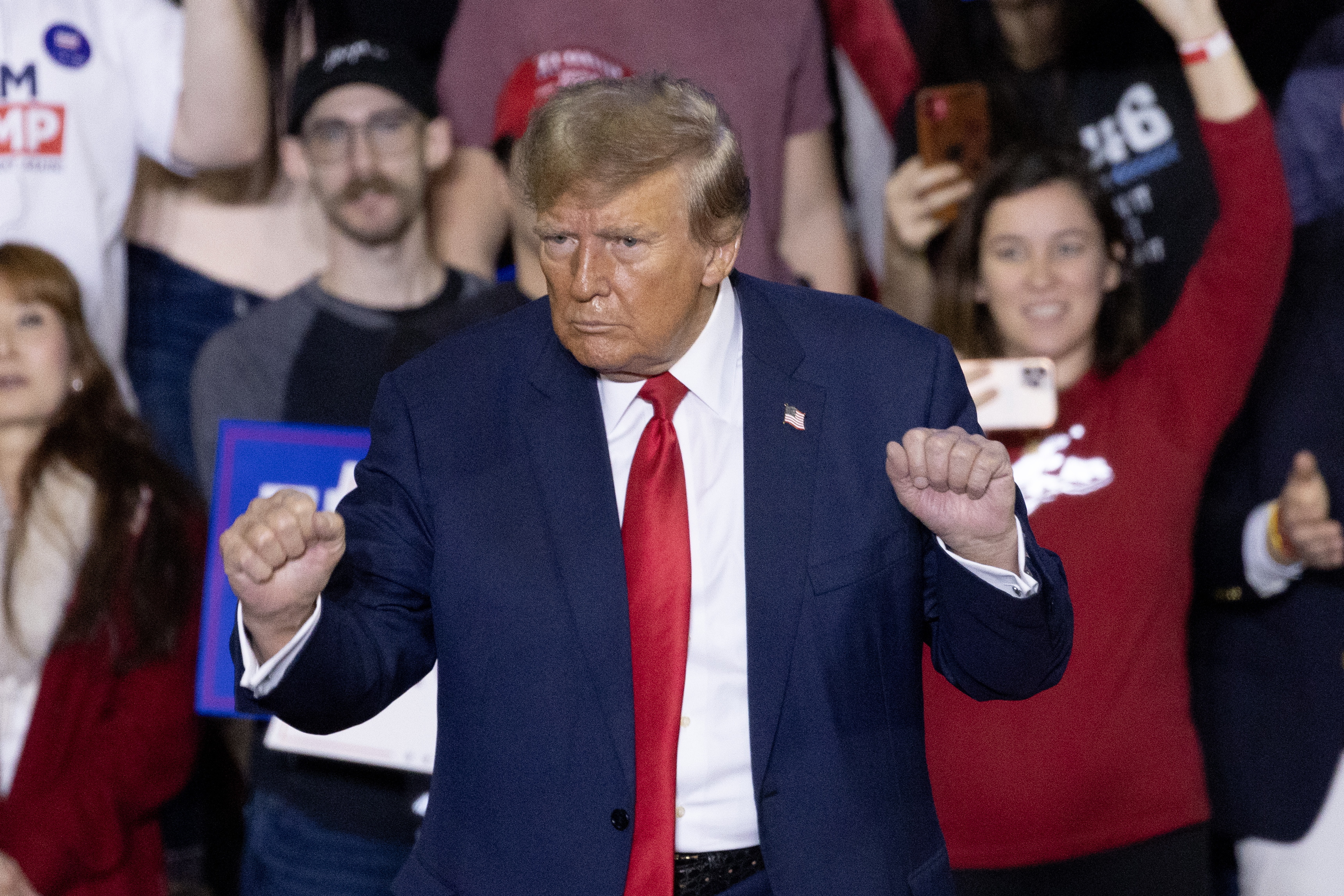 Manchester (United States), 20/01/2024.- Former US President Donald J. Trump dances before concluding a campaign rally at SNHU Arena in Manchester, New Hampshire, USA, 20 January 2024. The New Hampshire primary is held on 23 January 2024 and is the second contest in the nominating process of the Republican presidential nomination. (Elecciones) EFE/EPA/MICHAEL REYNOLDS