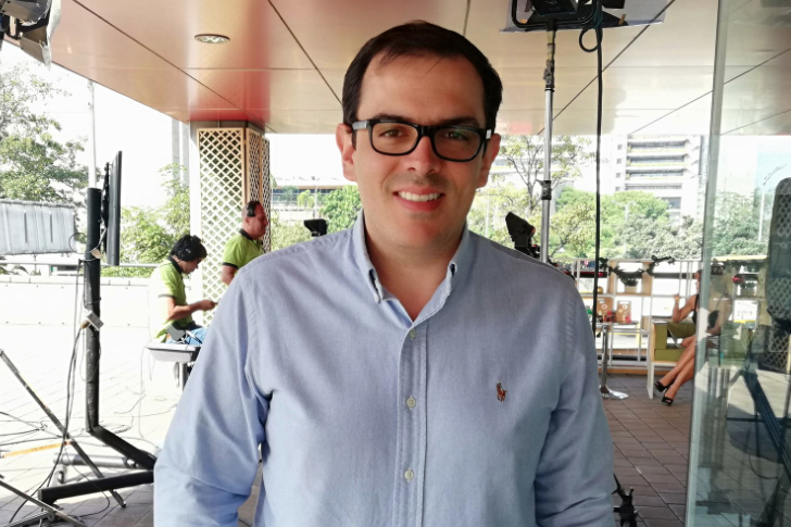 Senador del Centro Democrático despide a su jefe de prensa por sus posturas contrarias al partido