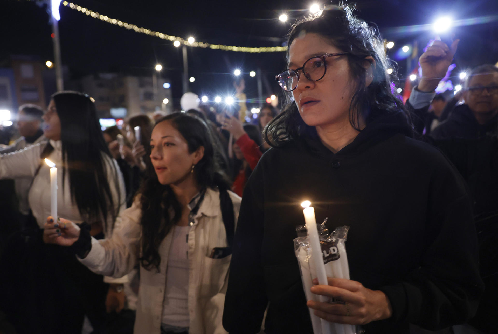 AME6464. BOGOTÁ (COLOMBIA), 06/12/2025.- Mujeres sostienen velas durante la marcha "por la paz y la libertad" en Venezuela, en conmemoración al Nobel de la Paz el 10 de diciembre a la líder antichavista María Corina Machado, este sábado, en Bogotá (Colombia). EFE/ Mauricio Dueñas Castañeda