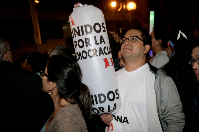 Los peruanos de los dos bandos que disputan la presidencia esperan los resultados finales.  /EFE
