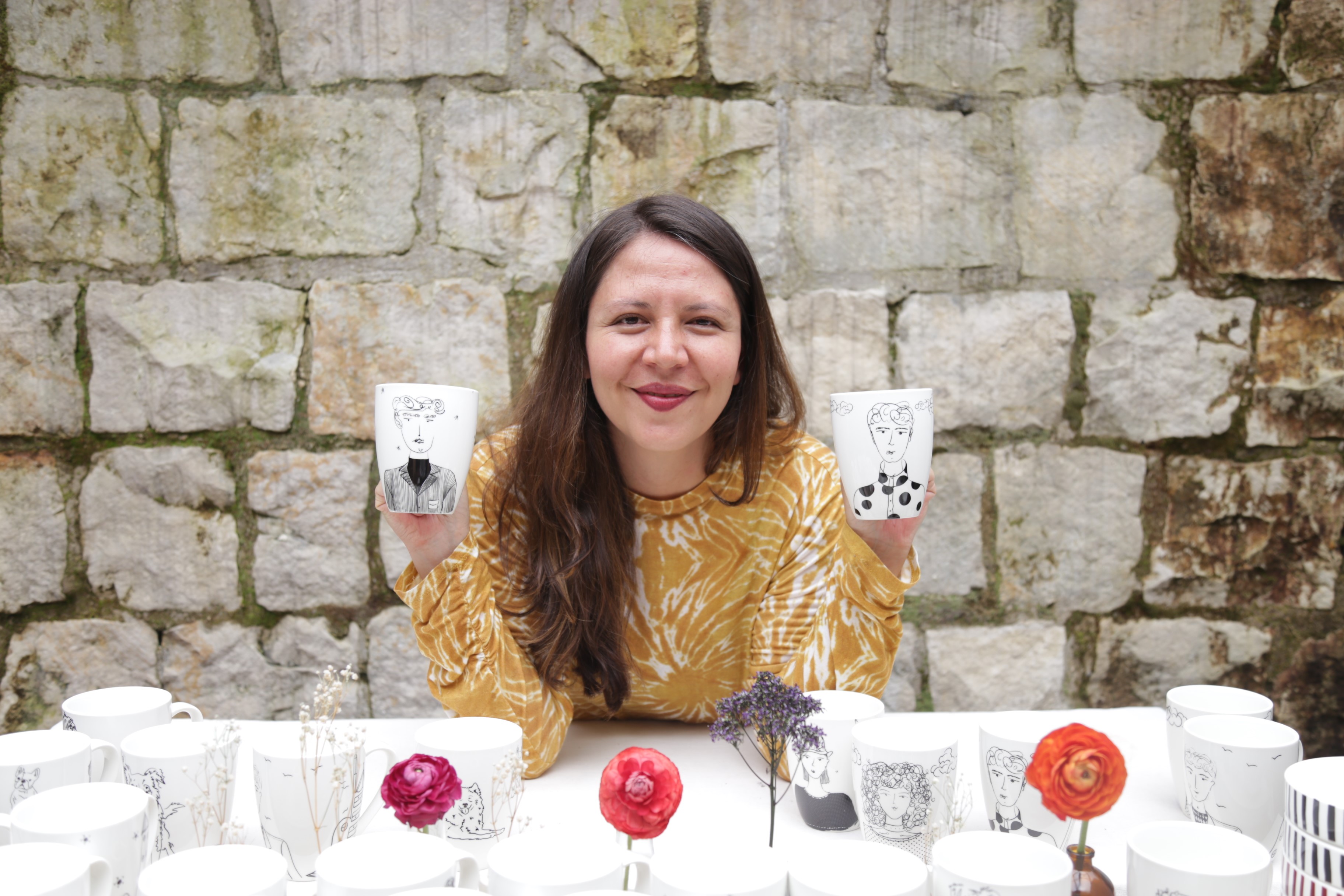Ella crea piezas de arte a través de la ilustración de diferentes superficies