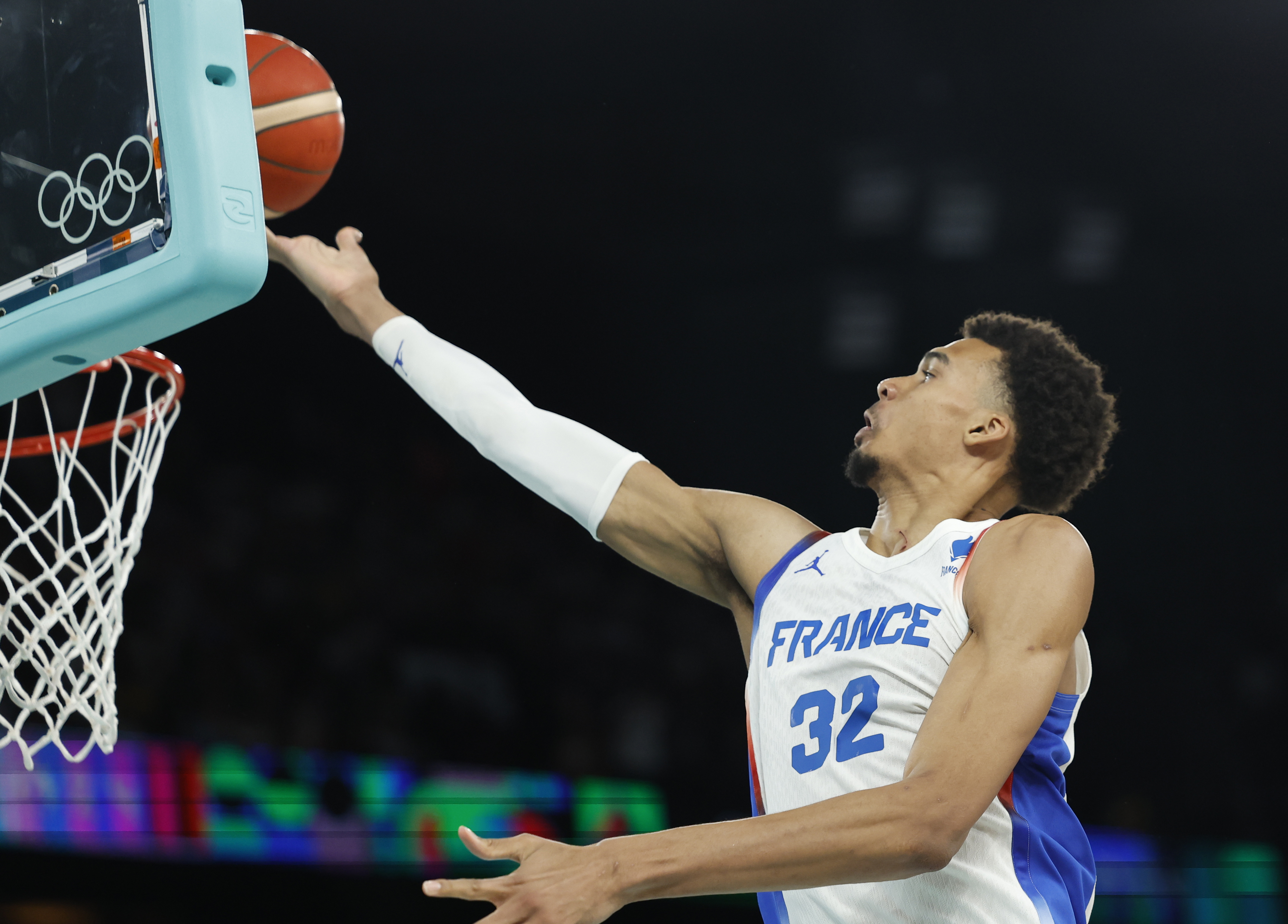 Paris (France), 10/08/2024.- Vicotr Wembanyama of France in action during the Men Gold Medal game France vs USA of the Basketball competitions in the Paris 2024 Olympic Games, at the South Paris Arena in Paris, France, 10 August 2024. (Baloncesto, Francia) EFE/EPA/CAROLINE BREHMAN
