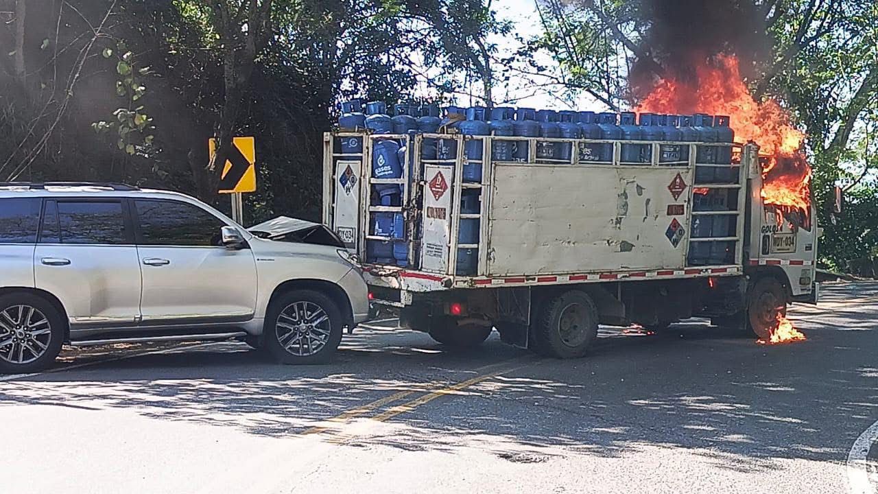 Camión con pipetas de gas se incendió tras asesinato de su conductor en Antioquia
