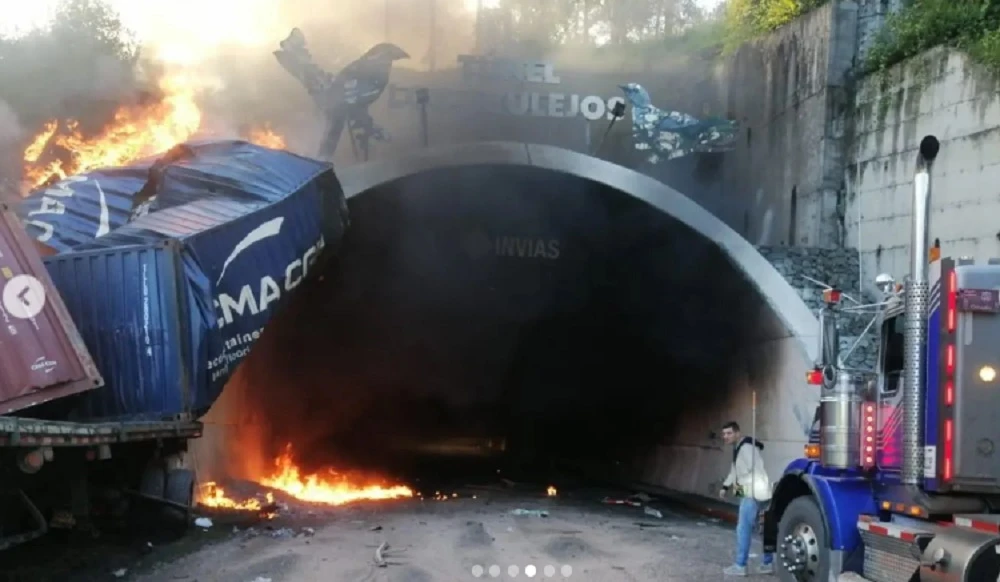 Así fue el grave accidente en La línea hoy: tractomula explotó y conductor murió