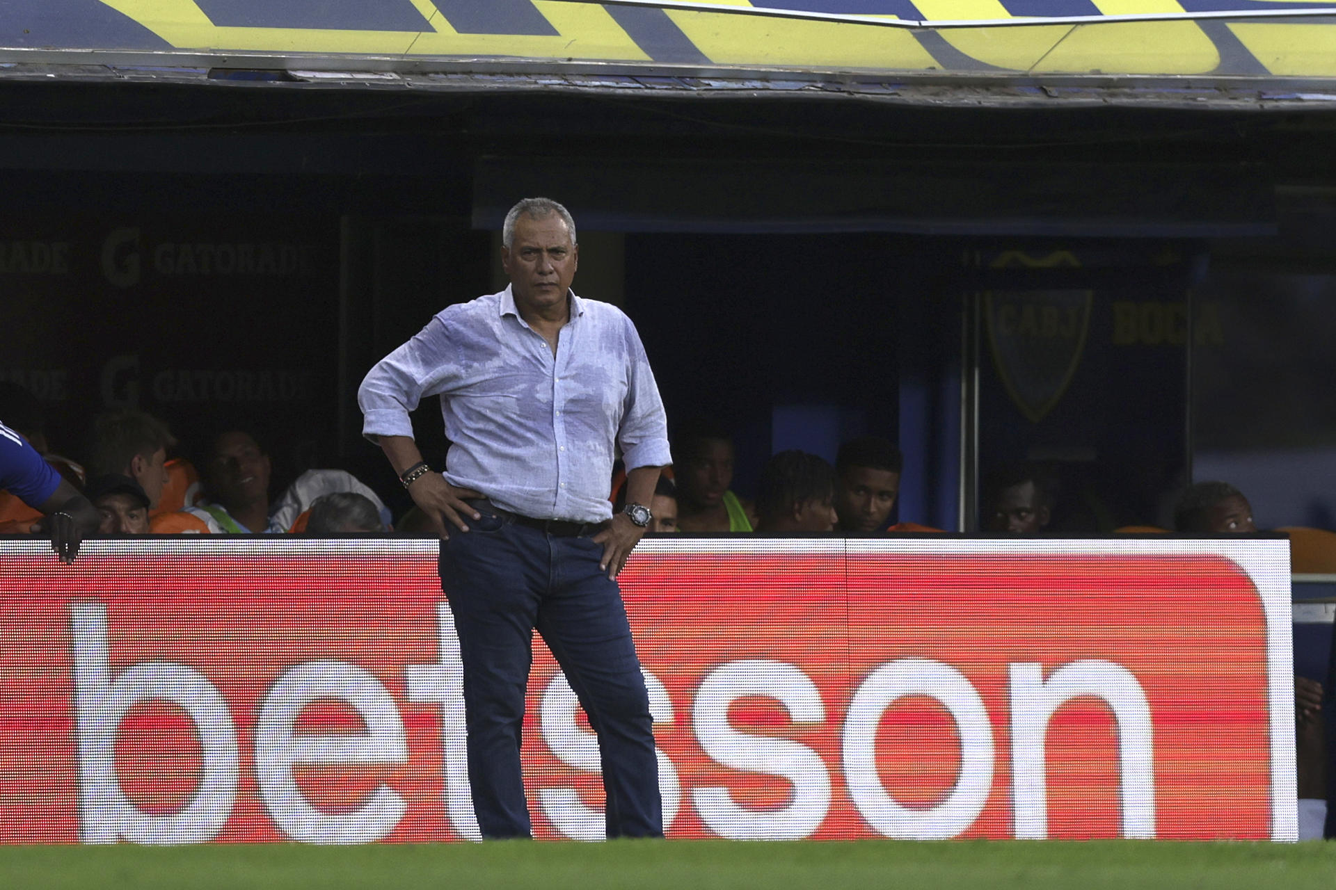 AMDEP385. BUENOS AIRES (ARGENTINA), 14/01/2026.- El entrenador Hernán Torres de Millonarios reacciona este miércoles, en un partido amistoso en homenaje al fallecido entrenador Miguel Ángel Russo entre Boca Juniors y Millonarios, en el estadio La Bombonera, en Buenos Aires (Argentina). EFE/ Adán González
