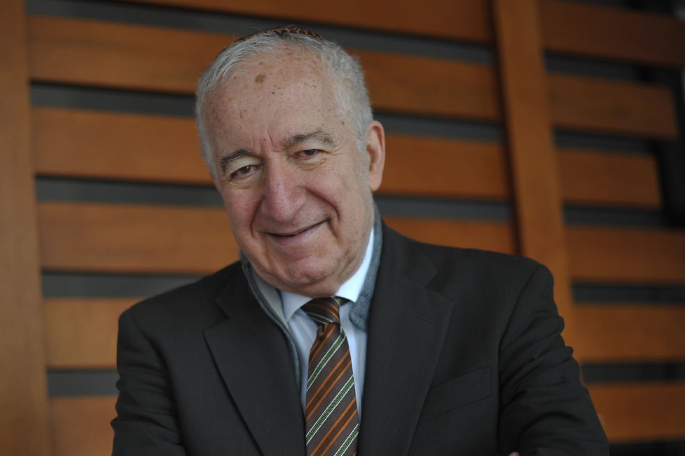 Bernardo Kliksberg ha publicado más de 50 obras relacionadas con la economía. Es conocido por ser el padre de la gerencia social. / Gustavo Torrijos - El Espectador