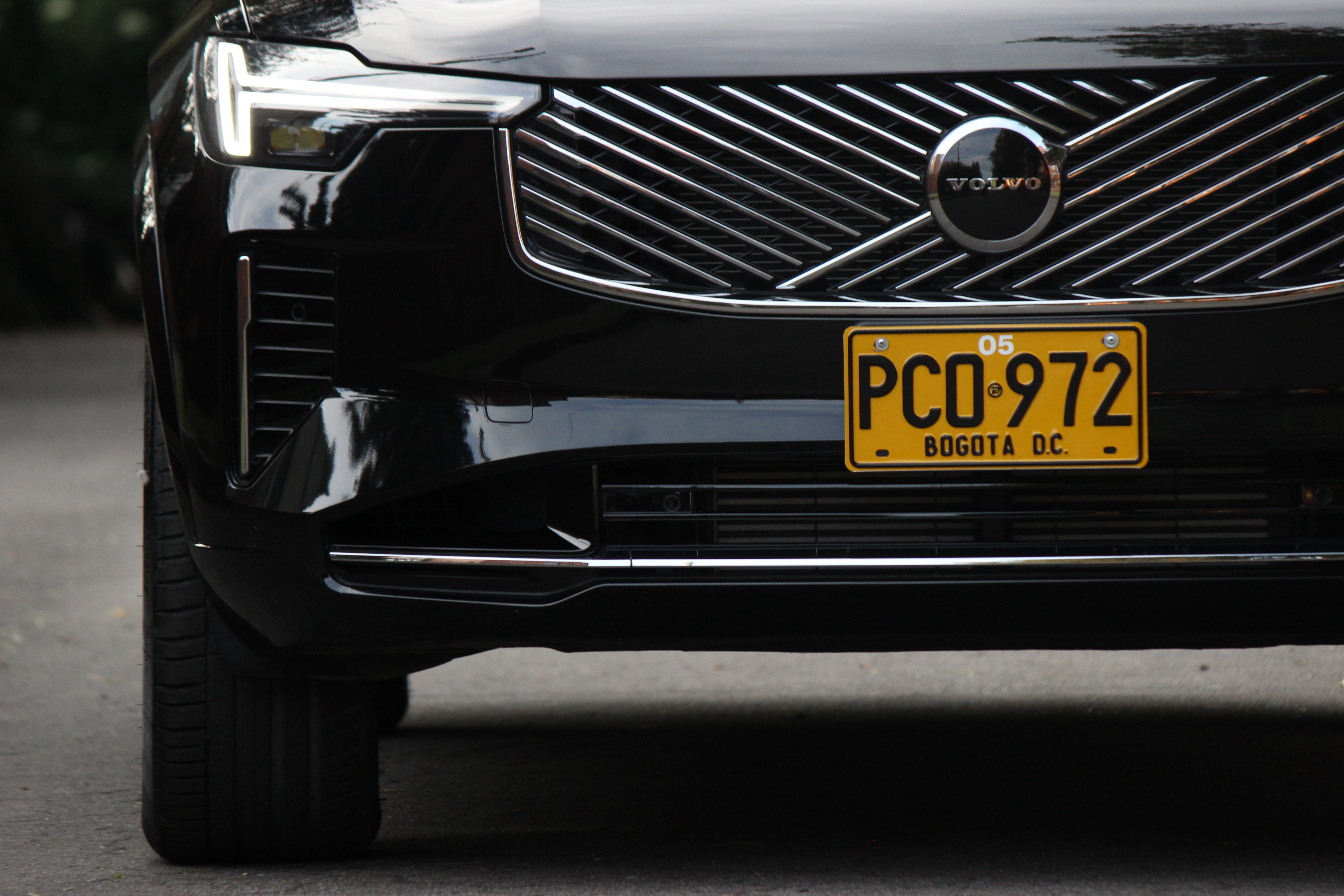 El sistema híbrido enchufable de la XC90 T8 permite recorrer hasta 77 kilómetros en modo eléctrico.