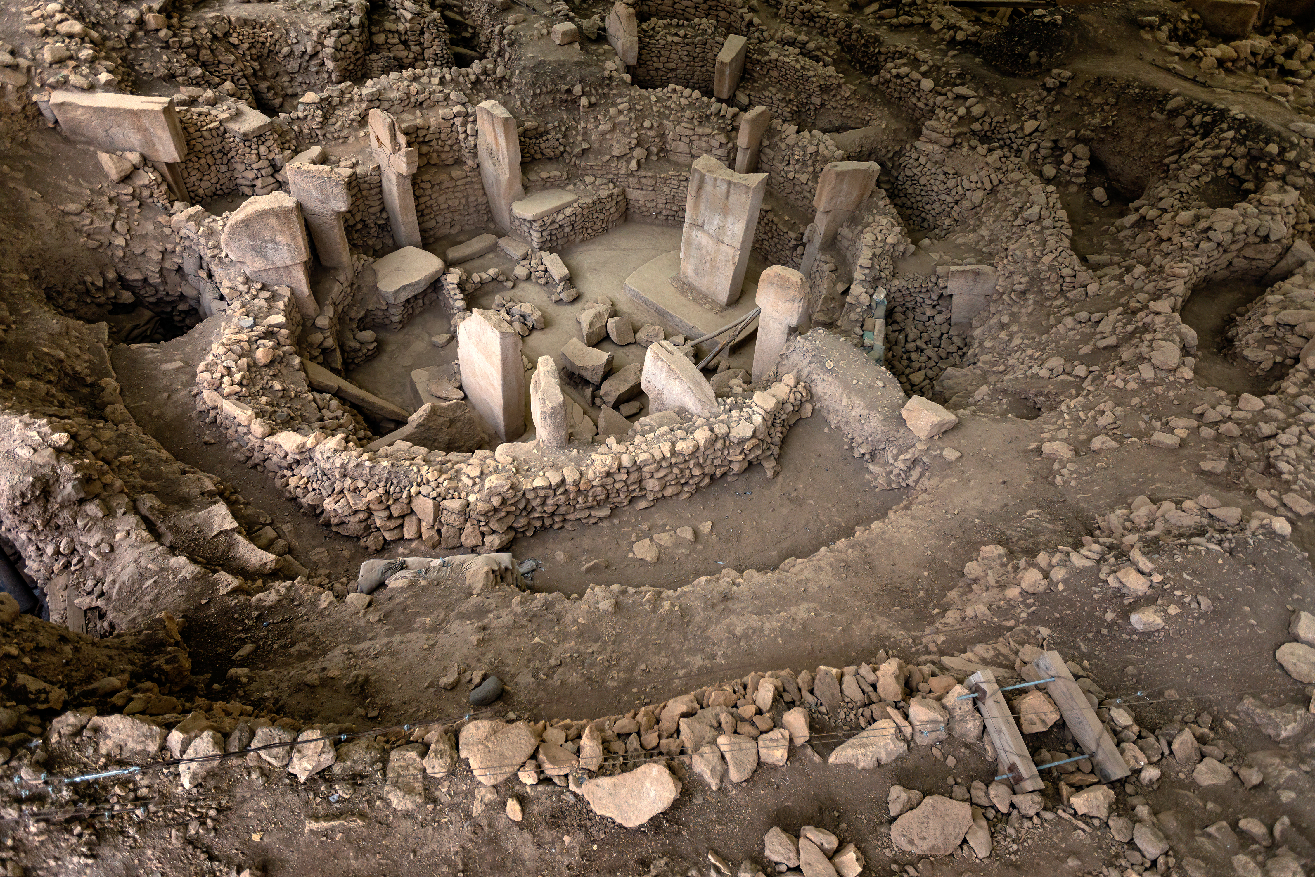 Göbekli Tepe fue descubierto en la década de 1960, pero no fue hasta 1994 que Klaus Schmidt, un arqueólogo alemán, comenzó las excavaciones sistemáticas que revelaron la magnitud del lugar.