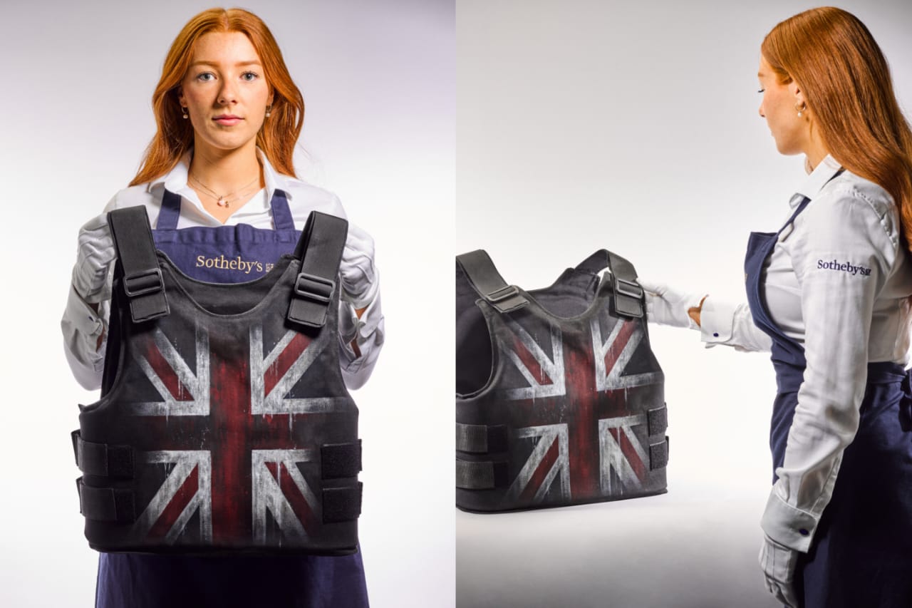 Imagen del chaleco antibalas del artista urbano británico Banksy con la 'Union Jack' (bandera del Reino Unido) que saldrá a subasta en octubre en Londres.