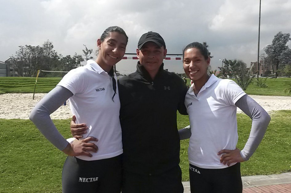 (De derecha a izquierda) Andrea Galindo, César Arregoces (entrenador) y Claudia Galindo en el Complejo Acuático. Foto: Jesús Miguel de la Hoz
