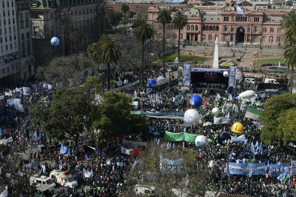 Masiva marcha de centrales obreras en Argentina antes de huelga general contra Macri